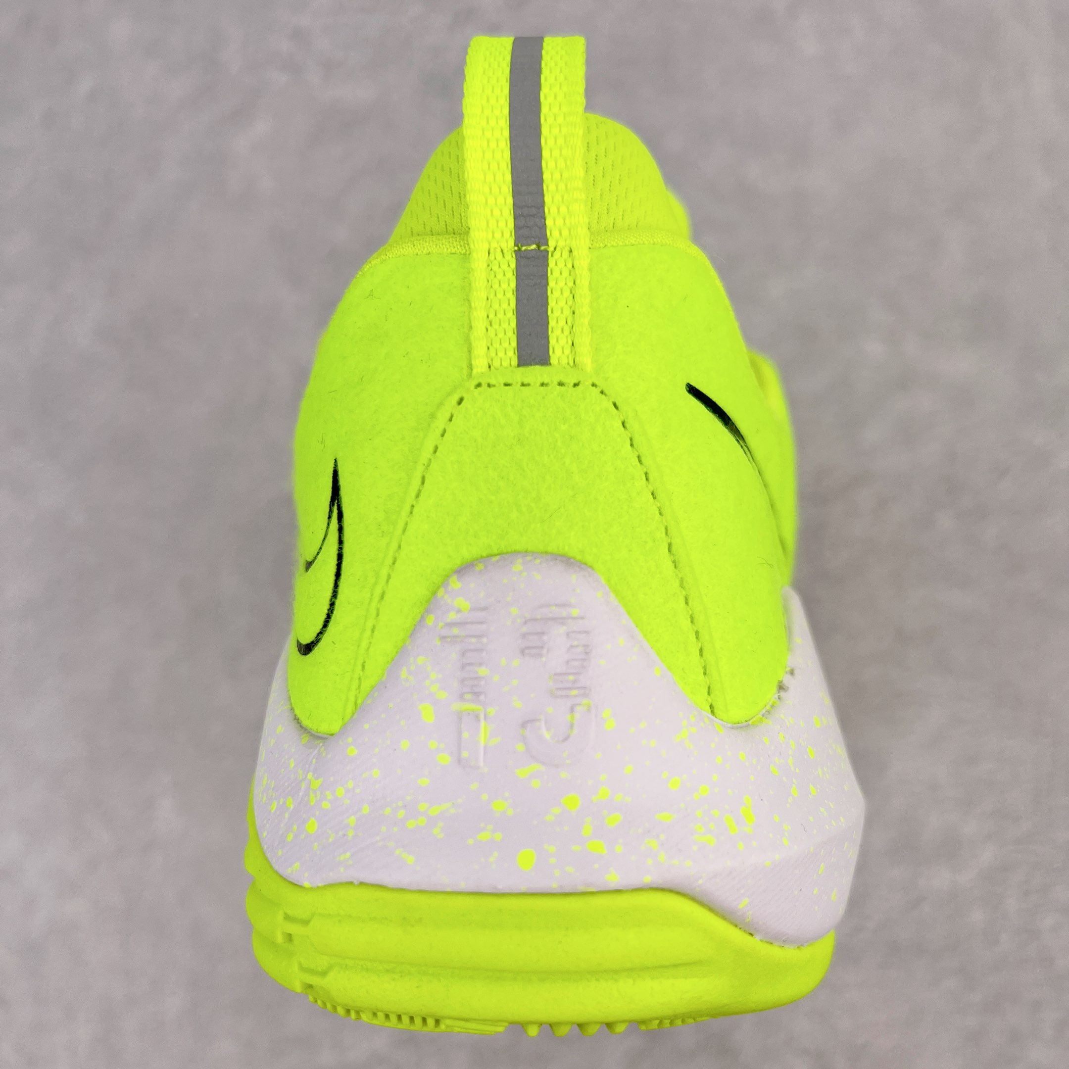 图片[7]-＃K版纯原福利 NK Paul George PG1 保罗乔治一代签名篮球鞋 荧光绿 878627-700 网眼布面与麂皮材质拼接合成的鞋身充满质感 鞋面与鞋底的鱼鳞纹路、携带扣的浮标形状设计的灵感来自于乔治最大的个人爱好一钓鱼 鞋身的F引ywire动态飞线与大绑带设计为球鞋提供了非常优秀的包妻和稳定性 中底则使用了Phylon泡棉加前掌Zoom Air气垫 带来轻盈而富有回弹力的缓震效果 球鞋后部的3M反光条设计则寓意着他那次著名的受伤事件 尺码：39 40 40.5 41 42 42.5 43 44 44.5 45 46-选品中心