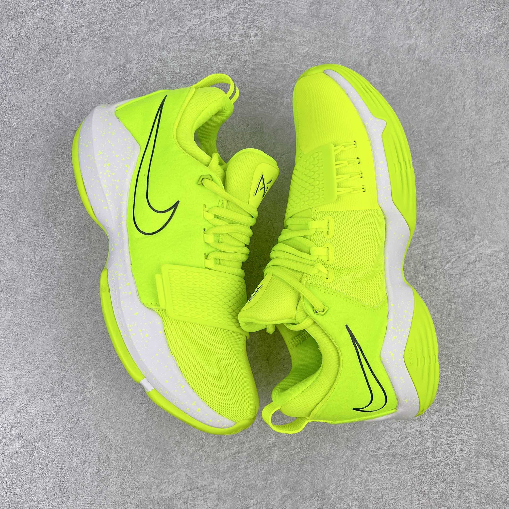 图片[3]-＃K版纯原福利 NK Paul George PG1 保罗乔治一代签名篮球鞋 荧光绿 878627-700 网眼布面与麂皮材质拼接合成的鞋身充满质感 鞋面与鞋底的鱼鳞纹路、携带扣的浮标形状设计的灵感来自于乔治最大的个人爱好一钓鱼 鞋身的F引ywire动态飞线与大绑带设计为球鞋提供了非常优秀的包妻和稳定性 中底则使用了Phylon泡棉加前掌Zoom Air气垫 带来轻盈而富有回弹力的缓震效果 球鞋后部的3M反光条设计则寓意着他那次著名的受伤事件 尺码：39 40 40.5 41 42 42.5 43 44 44.5 45 46-选品中心