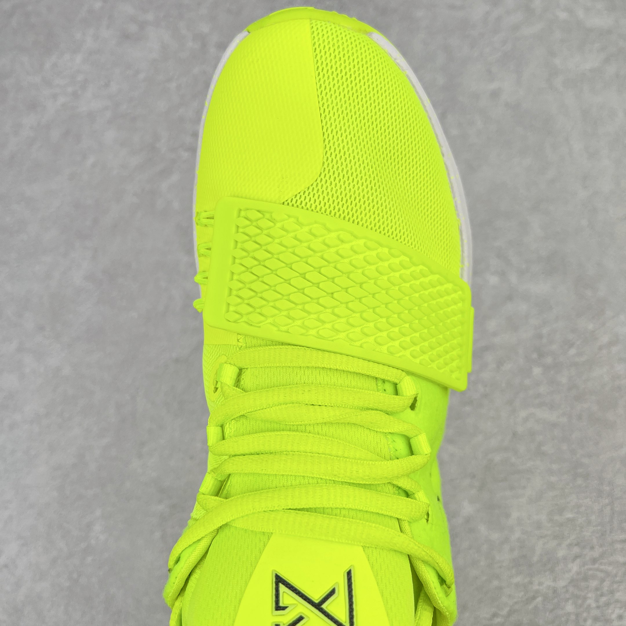 图片[4]-＃K版纯原福利 NK Paul George PG1 保罗乔治一代签名篮球鞋 荧光绿 878627-700 网眼布面与麂皮材质拼接合成的鞋身充满质感 鞋面与鞋底的鱼鳞纹路、携带扣的浮标形状设计的灵感来自于乔治最大的个人爱好一钓鱼 鞋身的F引ywire动态飞线与大绑带设计为球鞋提供了非常优秀的包妻和稳定性 中底则使用了Phylon泡棉加前掌Zoom Air气垫 带来轻盈而富有回弹力的缓震效果 球鞋后部的3M反光条设计则寓意着他那次著名的受伤事件 尺码：39 40 40.5 41 42 42.5 43 44 44.5 45 46-选品中心