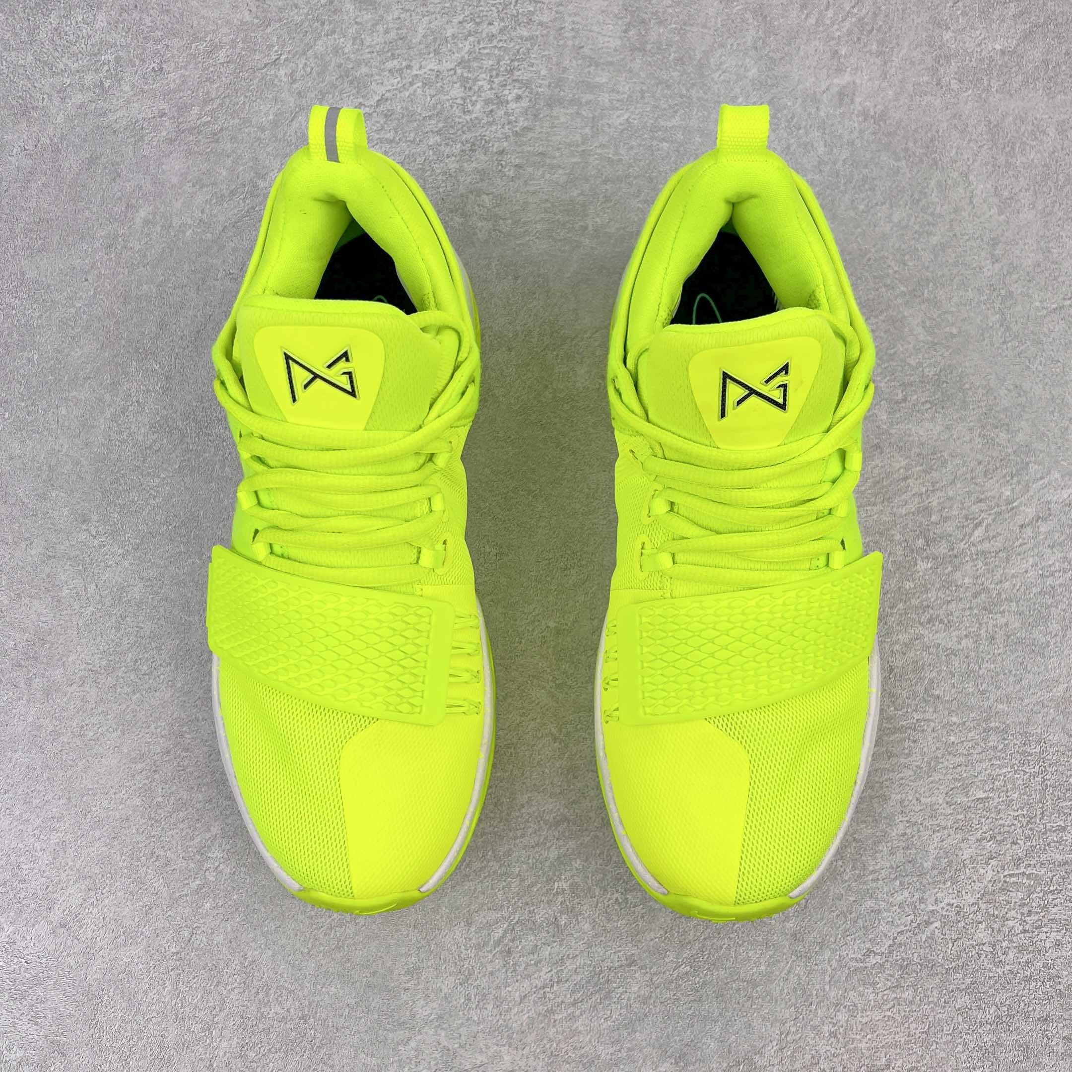 图片[2]-＃K版纯原福利 NK Paul George PG1 保罗乔治一代签名篮球鞋 荧光绿 878627-700 网眼布面与麂皮材质拼接合成的鞋身充满质感 鞋面与鞋底的鱼鳞纹路、携带扣的浮标形状设计的灵感来自于乔治最大的个人爱好一钓鱼 鞋身的F引ywire动态飞线与大绑带设计为球鞋提供了非常优秀的包妻和稳定性 中底则使用了Phylon泡棉加前掌Zoom Air气垫 带来轻盈而富有回弹力的缓震效果 球鞋后部的3M反光条设计则寓意着他那次著名的受伤事件 尺码：39 40 40.5 41 42 42.5 43 44 44.5 45 46-选品中心