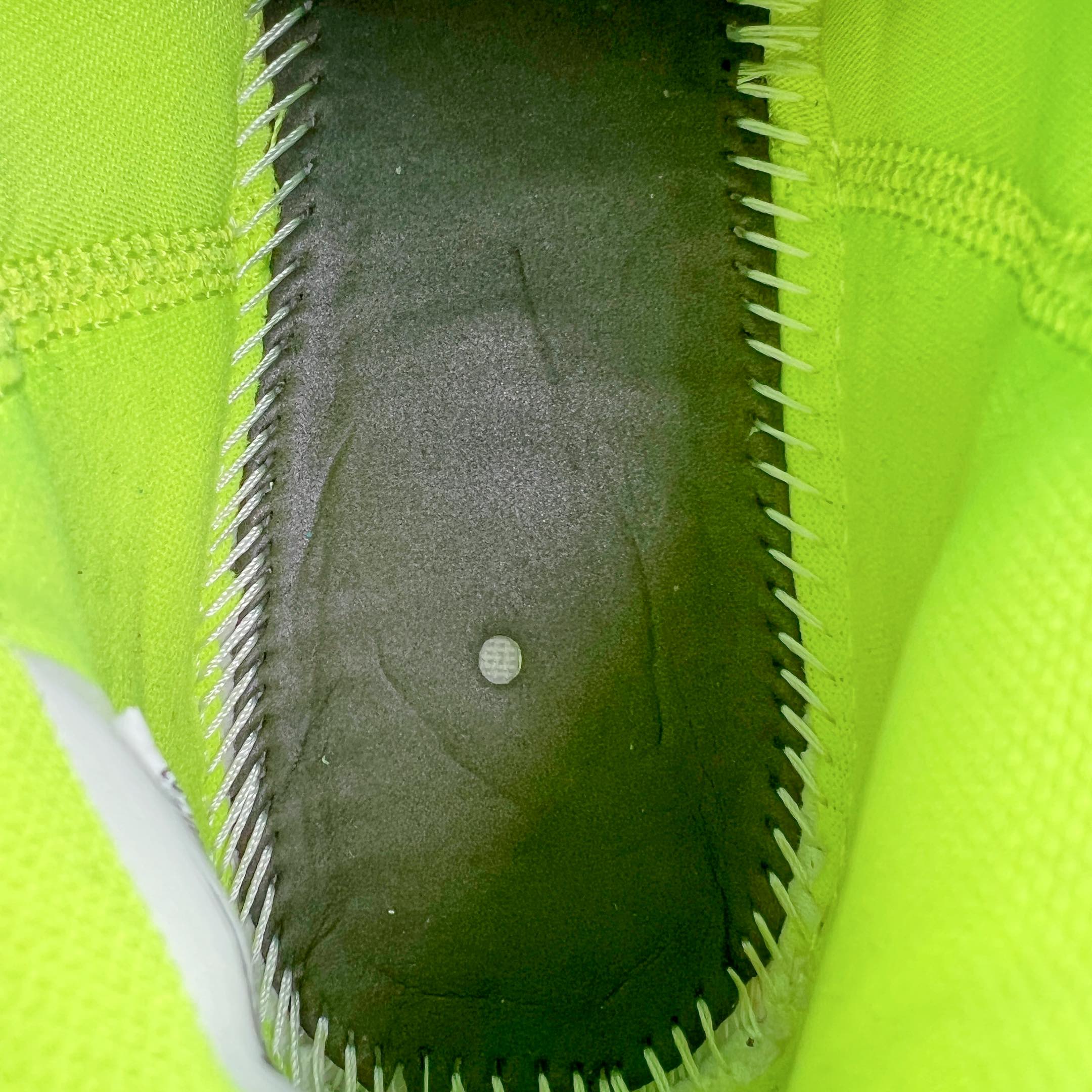 图片[9]-＃K版纯原福利 NK Paul George PG1 保罗乔治一代签名篮球鞋 荧光绿 878627-700 网眼布面与麂皮材质拼接合成的鞋身充满质感 鞋面与鞋底的鱼鳞纹路、携带扣的浮标形状设计的灵感来自于乔治最大的个人爱好一钓鱼 鞋身的F引ywire动态飞线与大绑带设计为球鞋提供了非常优秀的包妻和稳定性 中底则使用了Phylon泡棉加前掌Zoom Air气垫 带来轻盈而富有回弹力的缓震效果 球鞋后部的3M反光条设计则寓意着他那次著名的受伤事件 尺码：39 40 40.5 41 42 42.5 43 44 44.5 45 46-选品中心