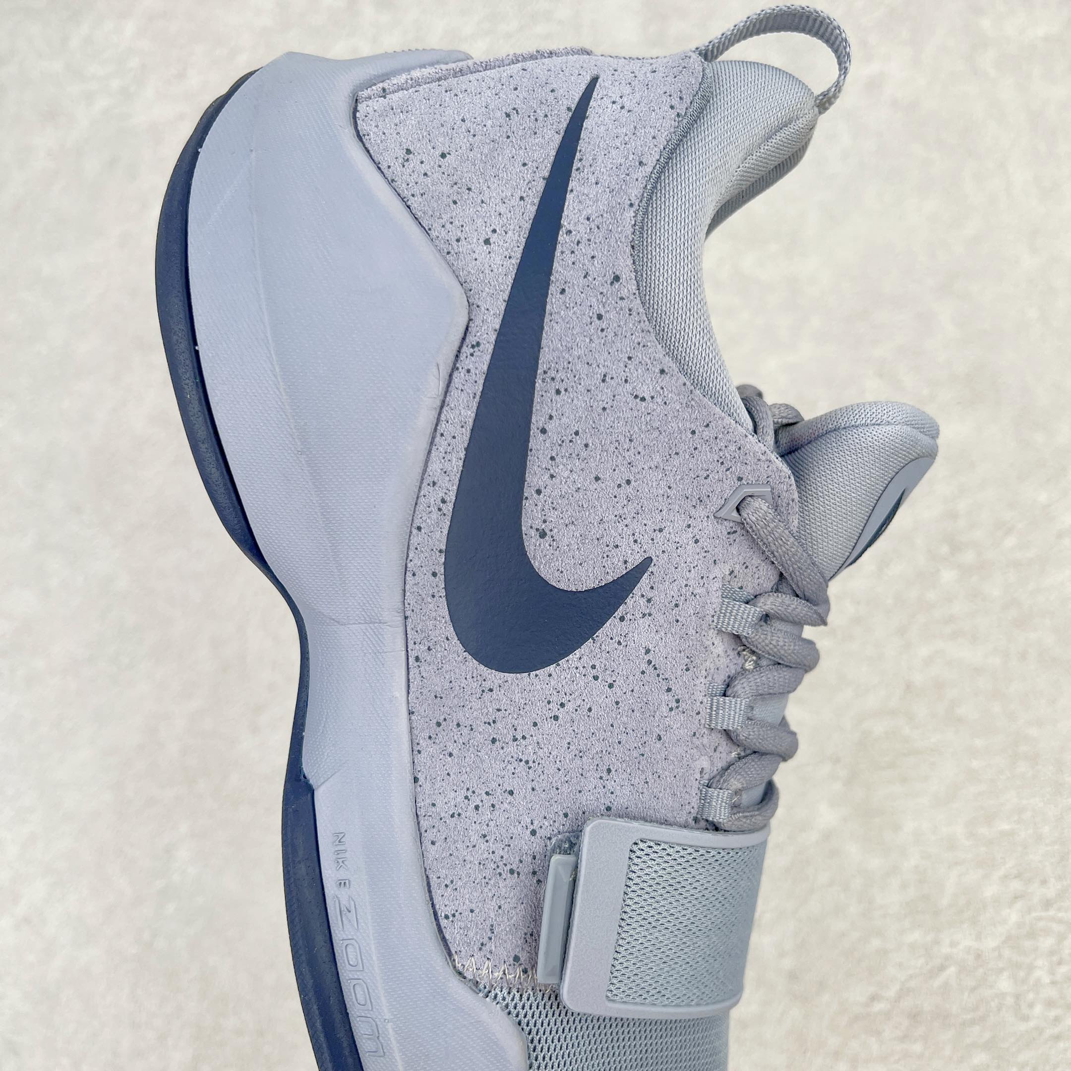 图片[6]-＃K版纯原福利 NK Paul George PG1 保罗乔治一代签名篮球鞋 午夜蓝 878627-044 网眼布面与麂皮材质拼接合成的鞋身充满质感 鞋面与鞋底的鱼鳞纹路、携带扣的浮标形状设计的灵感来自于乔治最大的个人爱好一钓鱼 鞋身的F引ywire动态飞线与大绑带设计为球鞋提供了非常优秀的包妻和稳定性 中底则使用了Phylon泡棉加前掌Zoom Air气垫 带来轻盈而富有回弹力的缓震效果 球鞋后部的3M反光条设计则寓意着他那次著名的受伤事件 尺码：39 40 40.5 41 42 42.5 43 44 44.5 45 46-选品中心