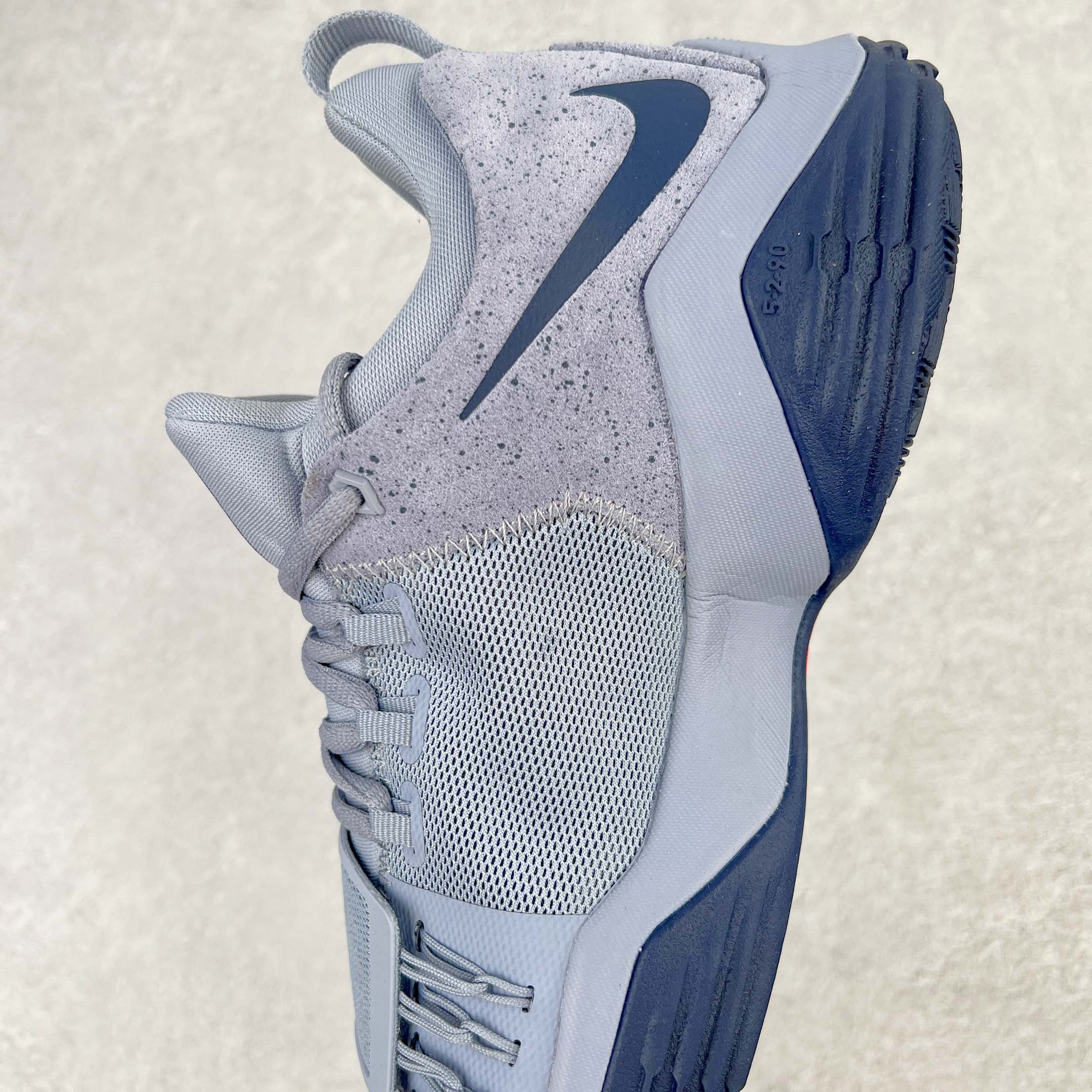 图片[7]-＃K版纯原福利 NK Paul George PG1 保罗乔治一代签名篮球鞋 午夜蓝 878627-044 网眼布面与麂皮材质拼接合成的鞋身充满质感 鞋面与鞋底的鱼鳞纹路、携带扣的浮标形状设计的灵感来自于乔治最大的个人爱好一钓鱼 鞋身的F引ywire动态飞线与大绑带设计为球鞋提供了非常优秀的包妻和稳定性 中底则使用了Phylon泡棉加前掌Zoom Air气垫 带来轻盈而富有回弹力的缓震效果 球鞋后部的3M反光条设计则寓意着他那次著名的受伤事件 尺码：39 40 40.5 41 42 42.5 43 44 44.5 45 46-选品中心