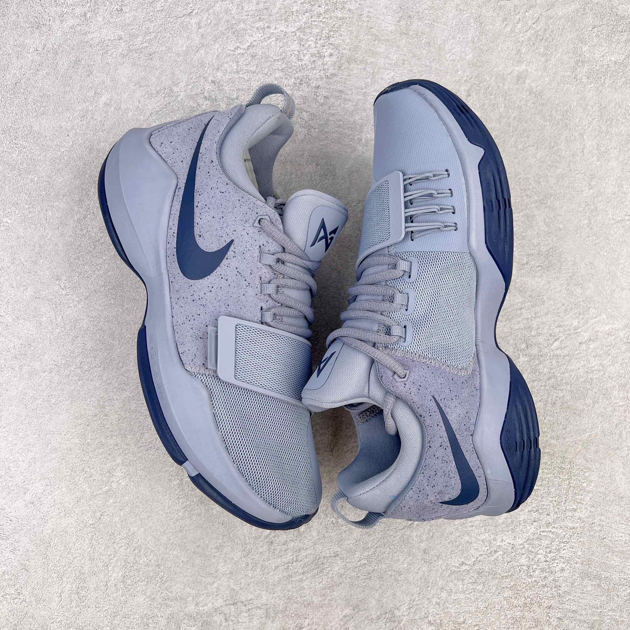 图片[3]-＃K版纯原福利 NK Paul George PG1 保罗乔治一代签名篮球鞋 午夜蓝 878627-044 网眼布面与麂皮材质拼接合成的鞋身充满质感 鞋面与鞋底的鱼鳞纹路、携带扣的浮标形状设计的灵感来自于乔治最大的个人爱好一钓鱼 鞋身的F引ywire动态飞线与大绑带设计为球鞋提供了非常优秀的包妻和稳定性 中底则使用了Phylon泡棉加前掌Zoom Air气垫 带来轻盈而富有回弹力的缓震效果 球鞋后部的3M反光条设计则寓意着他那次著名的受伤事件 尺码：39 40 40.5 41 42 42.5 43 44 44.5 45 46-选品中心