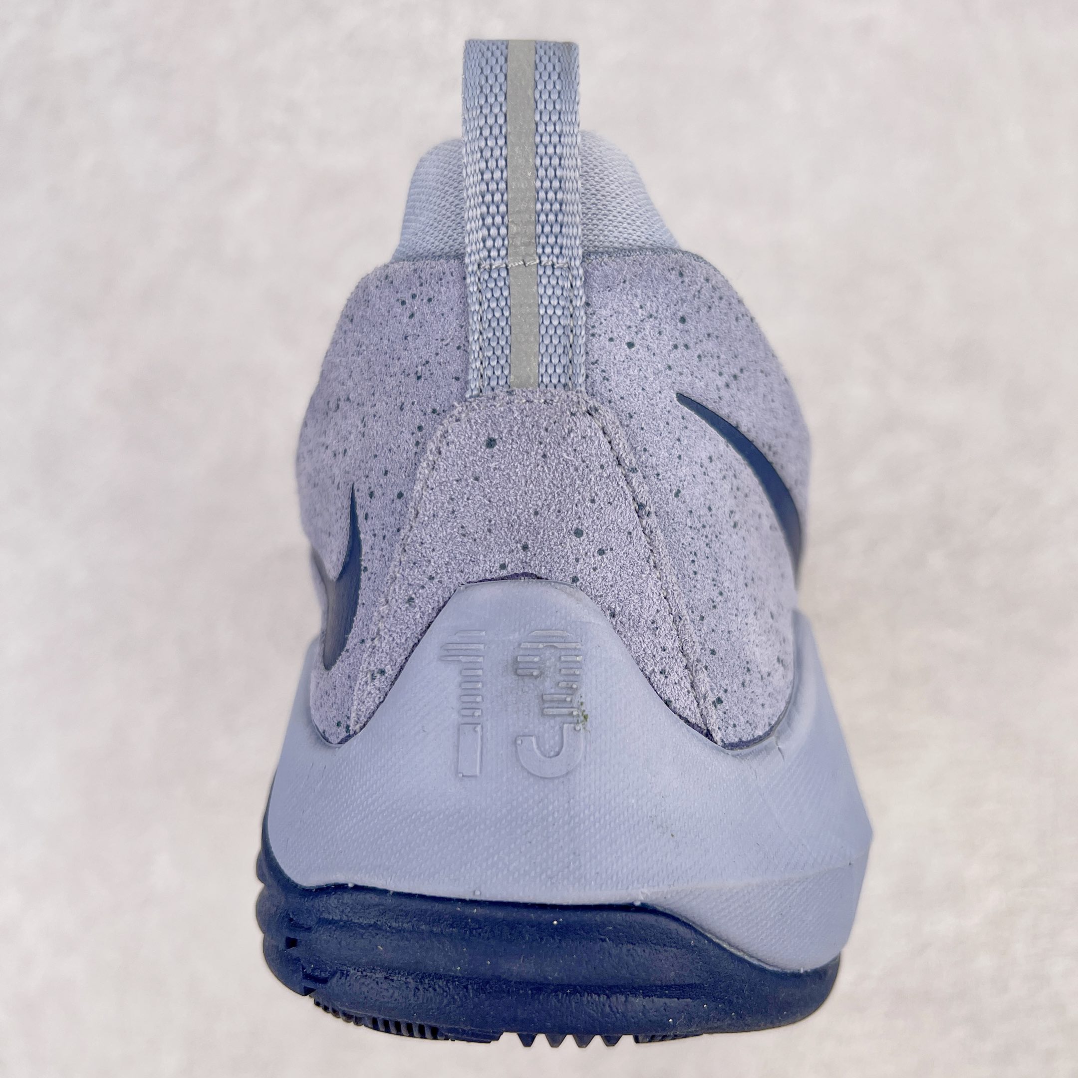 图片[8]-＃K版纯原福利 NK Paul George PG1 保罗乔治一代签名篮球鞋 午夜蓝 878627-044 网眼布面与麂皮材质拼接合成的鞋身充满质感 鞋面与鞋底的鱼鳞纹路、携带扣的浮标形状设计的灵感来自于乔治最大的个人爱好一钓鱼 鞋身的F引ywire动态飞线与大绑带设计为球鞋提供了非常优秀的包妻和稳定性 中底则使用了Phylon泡棉加前掌Zoom Air气垫 带来轻盈而富有回弹力的缓震效果 球鞋后部的3M反光条设计则寓意着他那次著名的受伤事件 尺码：39 40 40.5 41 42 42.5 43 44 44.5 45 46-选品中心