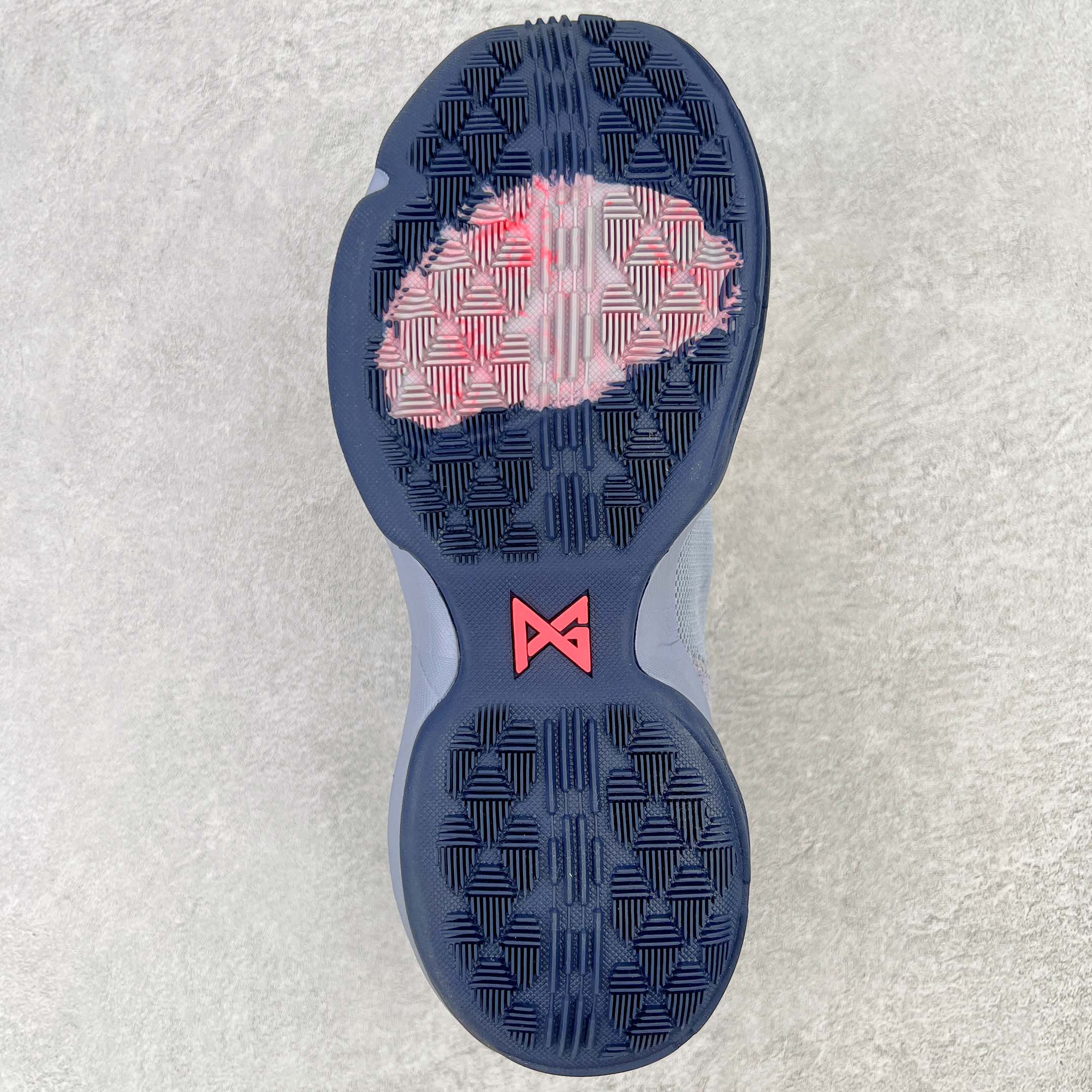 图片[9]-＃K版纯原福利 NK Paul George PG1 保罗乔治一代签名篮球鞋 午夜蓝 878627-044 网眼布面与麂皮材质拼接合成的鞋身充满质感 鞋面与鞋底的鱼鳞纹路、携带扣的浮标形状设计的灵感来自于乔治最大的个人爱好一钓鱼 鞋身的F引ywire动态飞线与大绑带设计为球鞋提供了非常优秀的包妻和稳定性 中底则使用了Phylon泡棉加前掌Zoom Air气垫 带来轻盈而富有回弹力的缓震效果 球鞋后部的3M反光条设计则寓意着他那次著名的受伤事件 尺码：39 40 40.5 41 42 42.5 43 44 44.5 45 46-选品中心