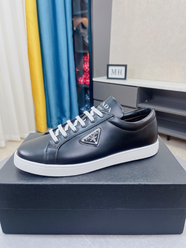 I0  普拉达 Prada  米兰展新品男鞋出炉了，官网：1制作🔺原版，续写魅力传承，创新与致敬⚫️年轻时尚的你必须拥有🎗活动垫脚无臭脚；进口牛皮单层搭配耐磨橡胶底；适合四季穿着 ，时尚百搭。