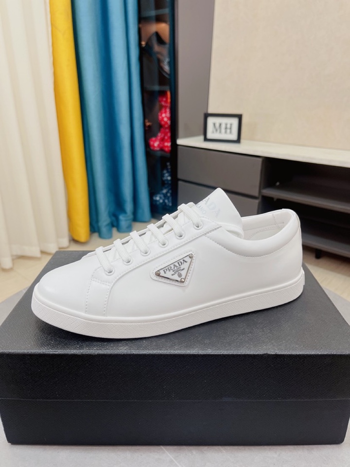 I0  普拉达 Prada  米兰展新品男鞋出炉了，官网：1制作🔺原版，续写魅力传承，创新与致敬⚫️年轻时尚的你必须拥有🎗活动垫脚无臭脚；进口牛皮单层搭配耐磨橡胶底；适合四季穿着 ，时尚百搭。