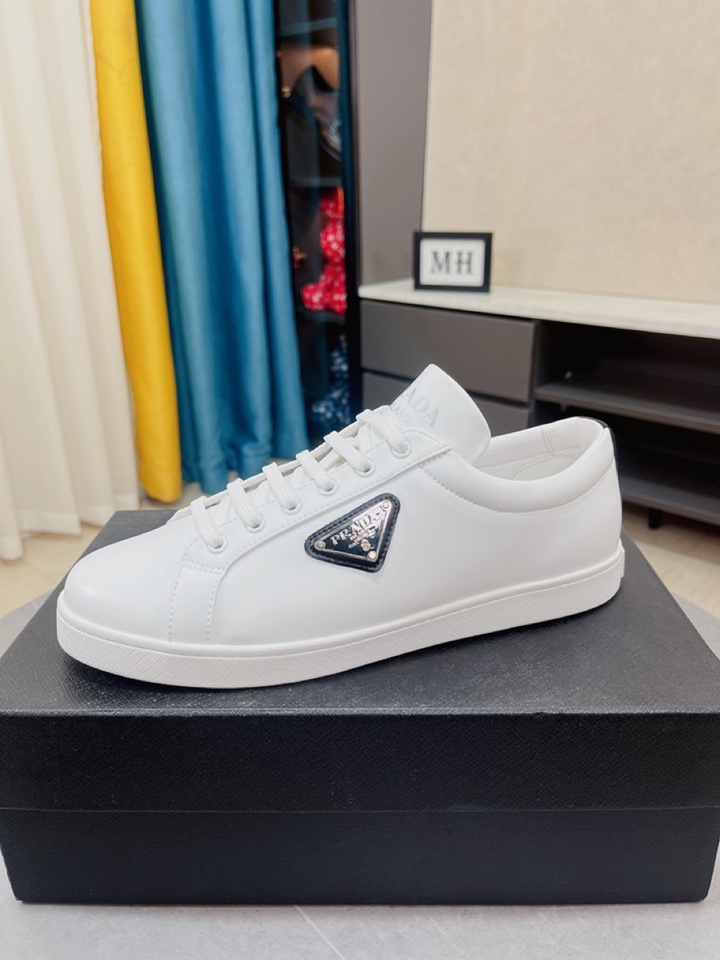 I0  普拉达 Prada  米兰展新品男鞋出炉了，官网：1制作🔺原版，续写魅力传承，创新与致敬⚫️年轻时尚的你必须拥有🎗活动垫脚无臭脚；进口牛皮单层搭配耐磨橡胶底；适合四季穿着 ，时尚百搭。