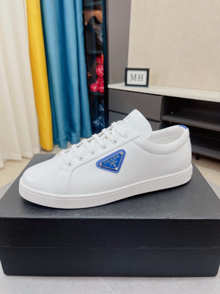 I0  普拉达 Prada  米兰展新品男鞋出炉了，官网：1制作🔺原版，续写魅力传承，创新与致敬⚫️年轻时尚的你必须拥有🎗活动垫脚无臭脚；进口牛皮单层搭配耐磨橡胶底；适合四季穿着 ，时尚百搭。