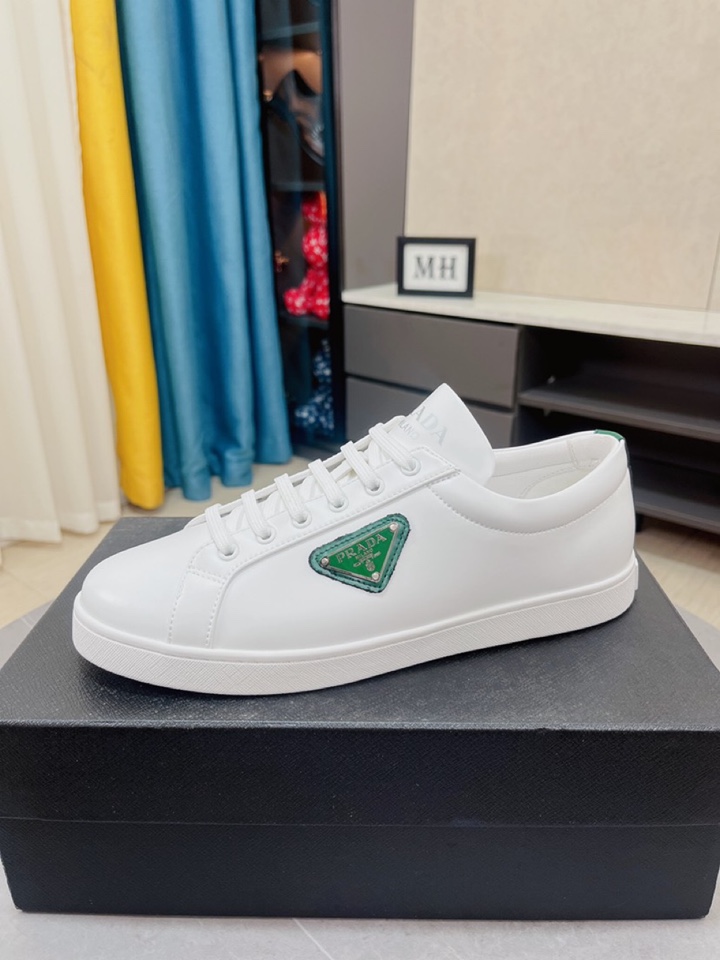 I0  普拉达 Prada  米兰展新品男鞋出炉了，官网：1制作🔺原版，续写魅力传承，创新与致敬⚫️年轻时尚的你必须拥有🎗活动垫脚无臭脚；进口牛皮单层搭配耐磨橡胶底；适合四季穿着 ，时尚百搭。