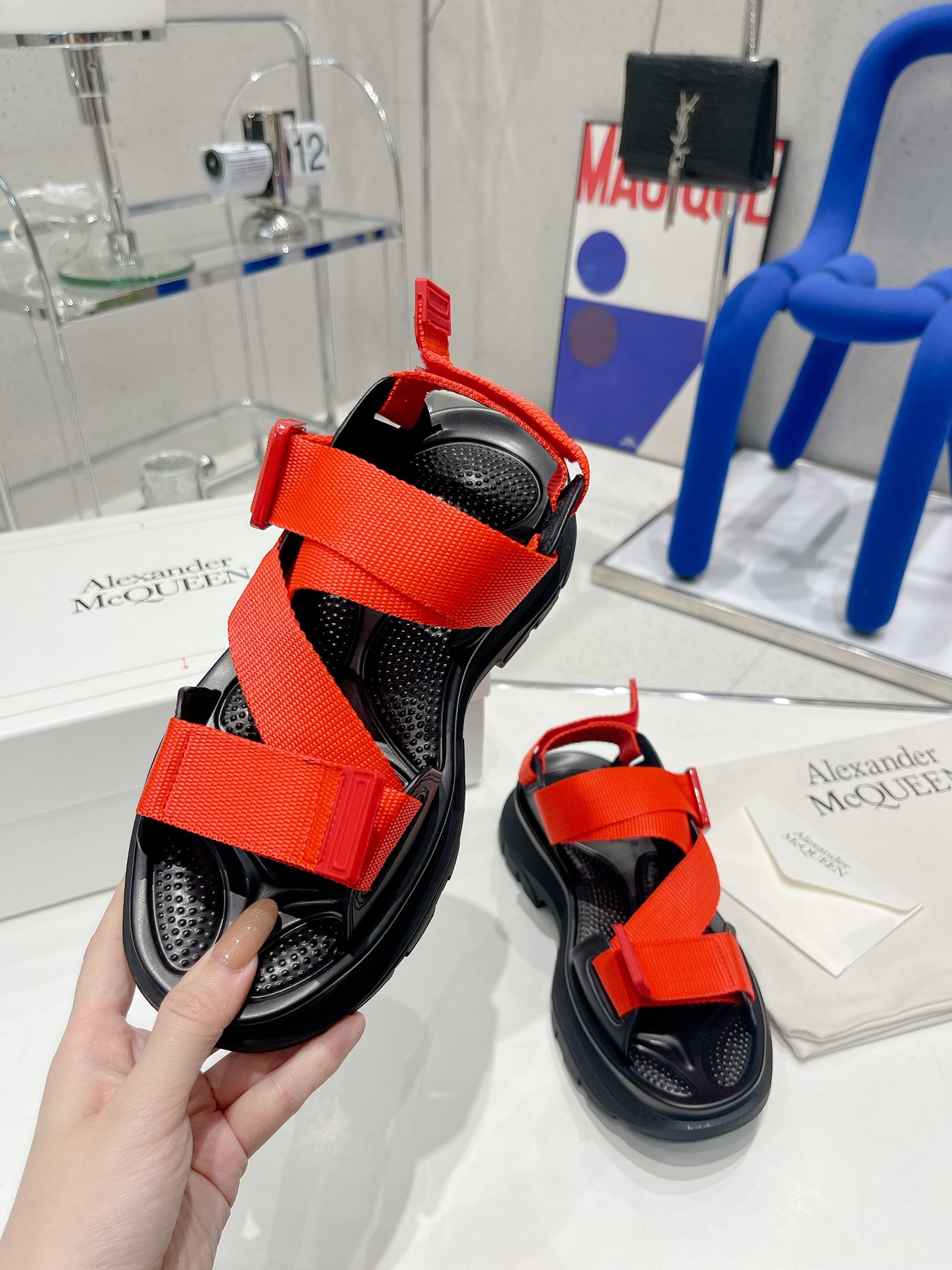 Alexander McQueen’s Trendy Thick Sandal Collection for Summer - 图片 4