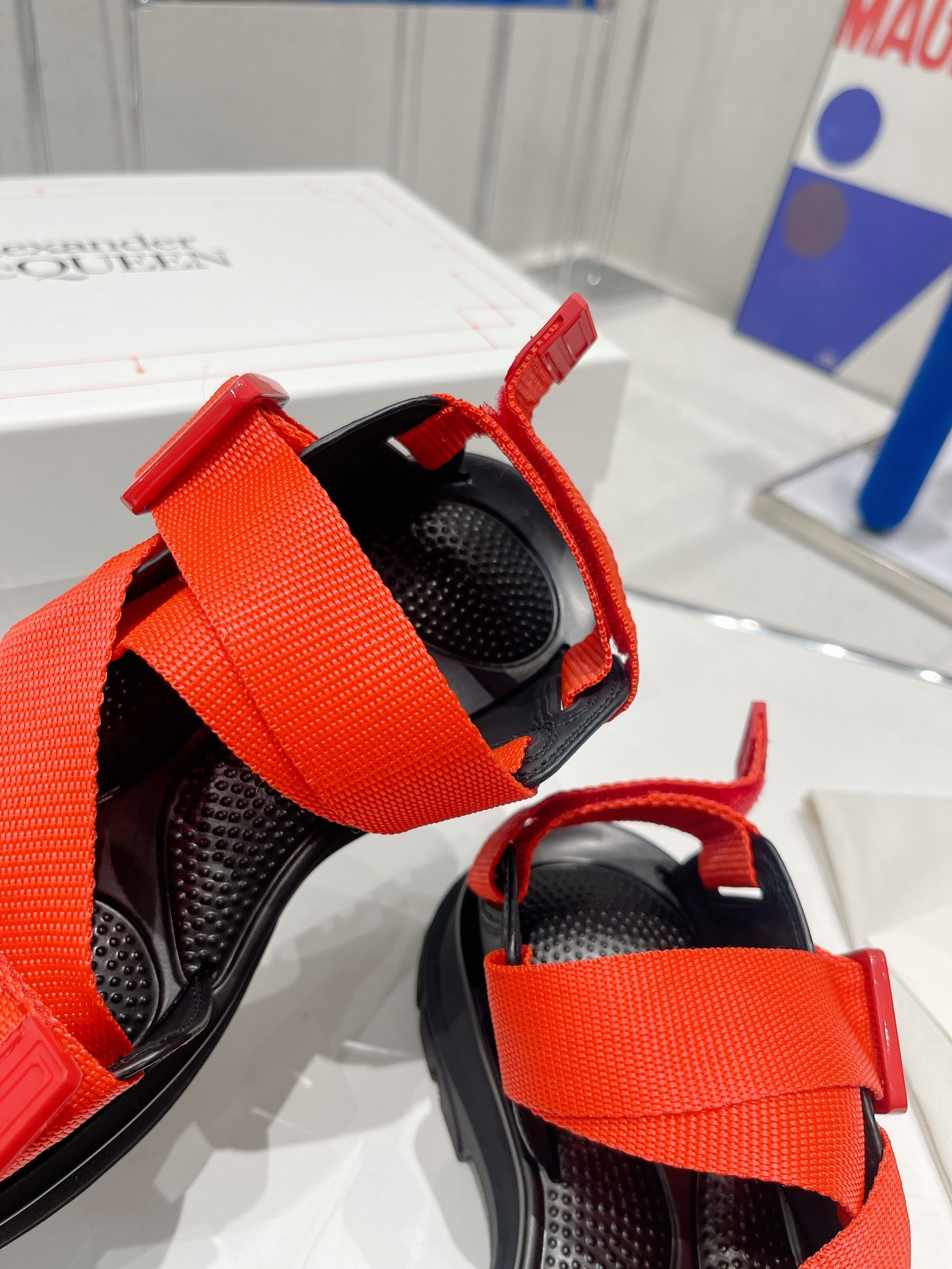 Alexander McQueen’s Trendy Thick Sandal Collection for Summer - 图片 9