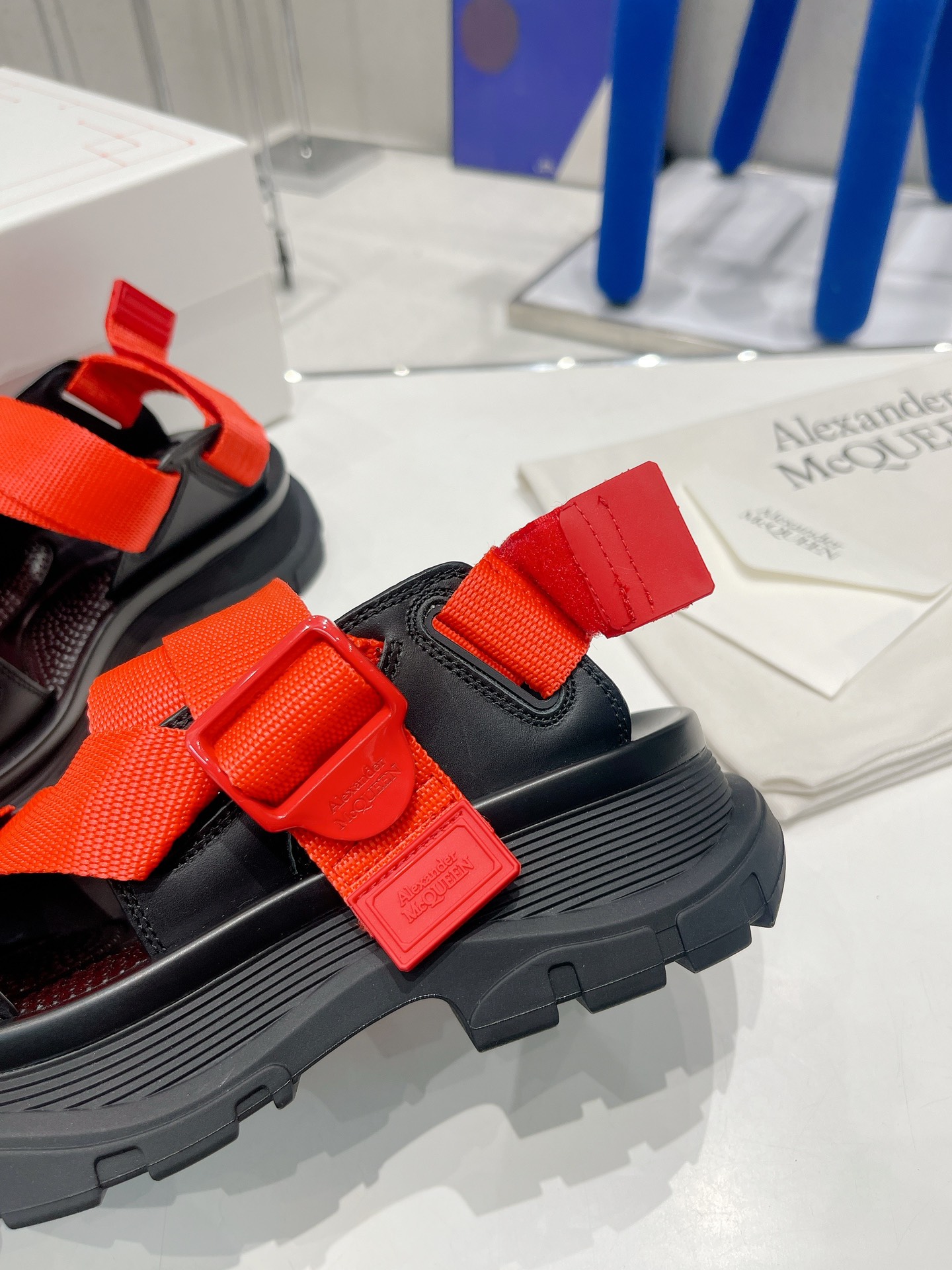 Alexander McQueen’s Trendy Thick Sandal Collection for Summer - 图片 7