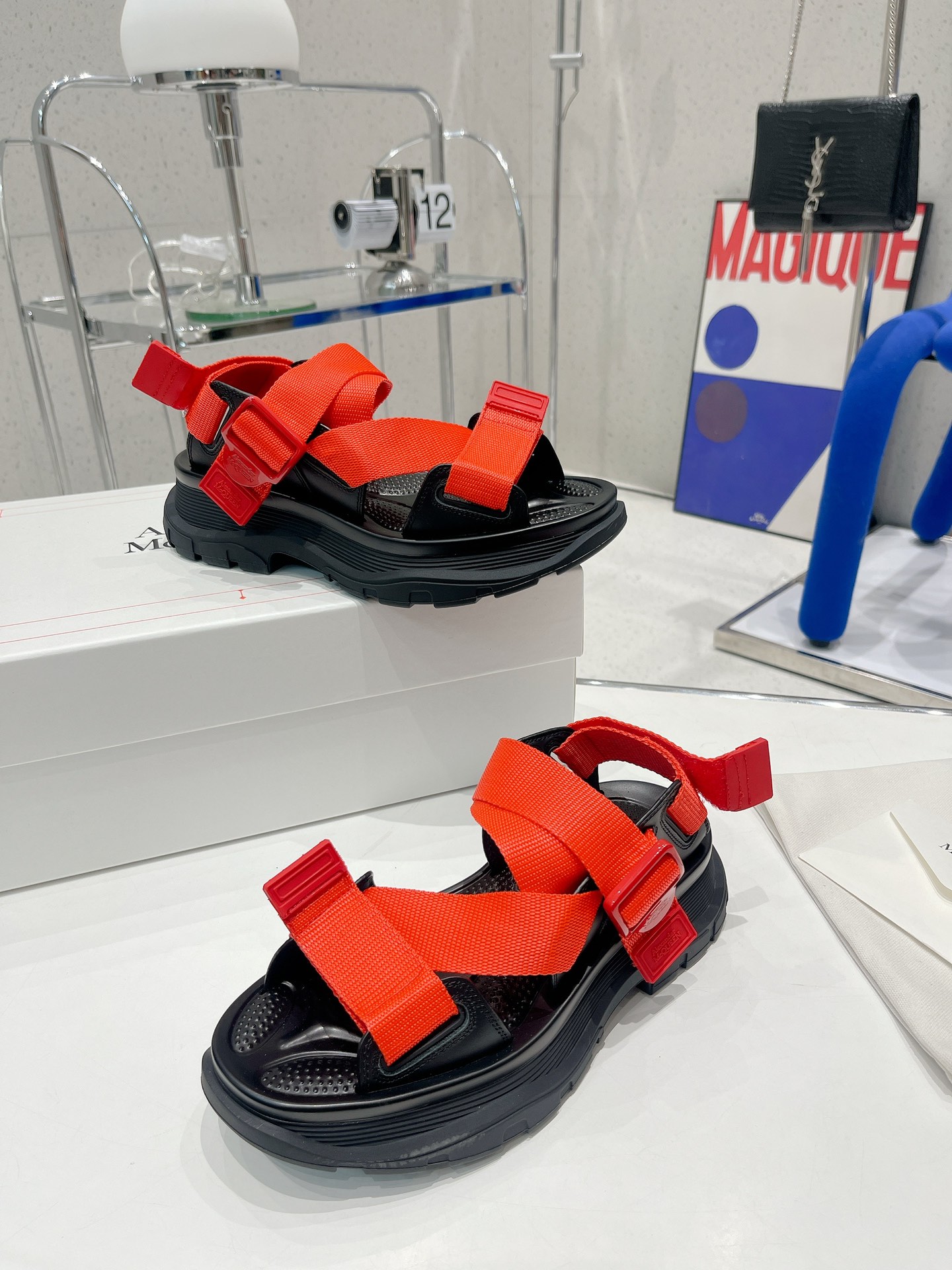 Alexander McQueen’s Trendy Thick Sandal Collection for Summer - 图片 5