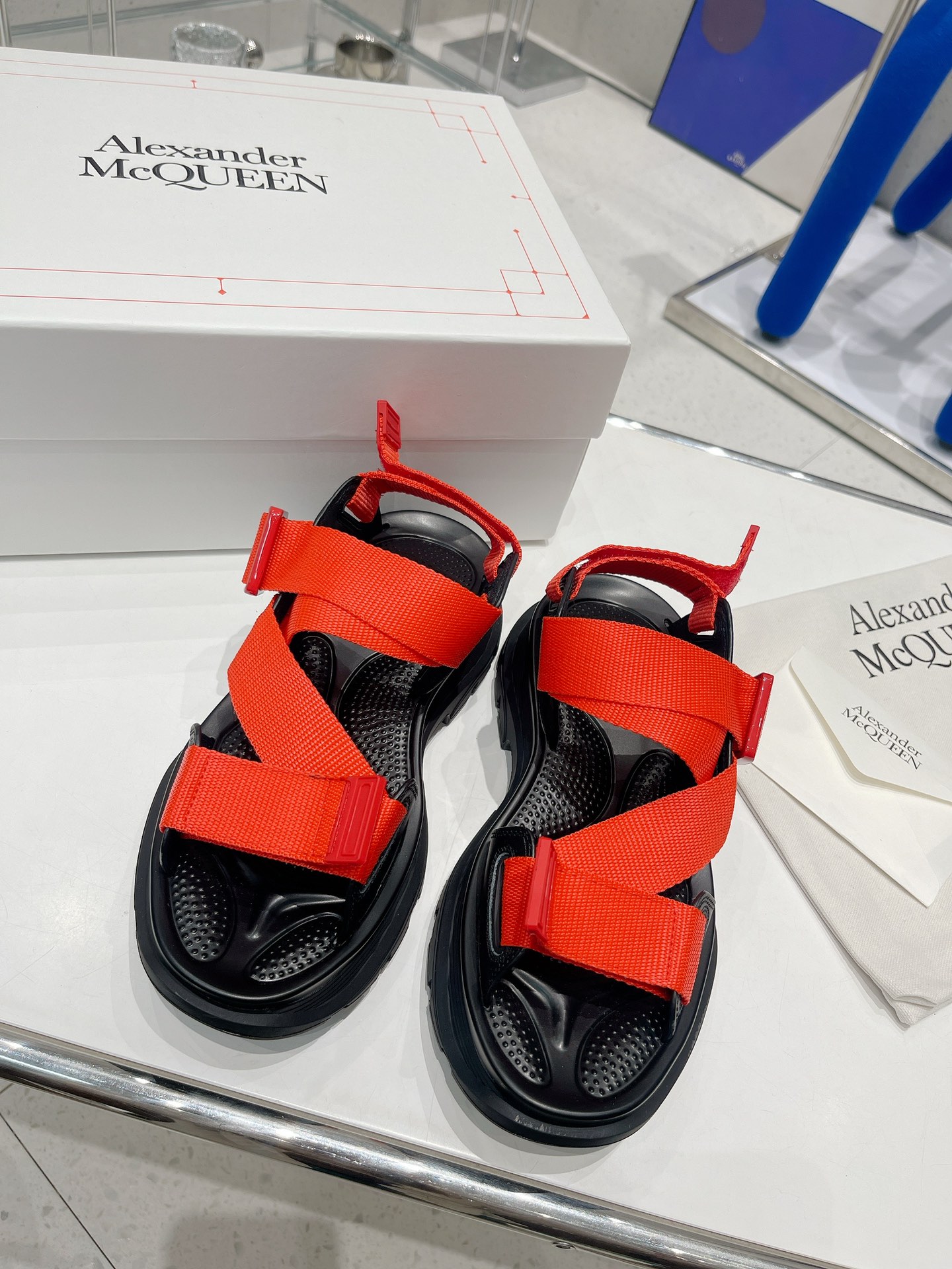 Alexander McQueen’s Trendy Thick Sandal Collection for Summer - 图片 2