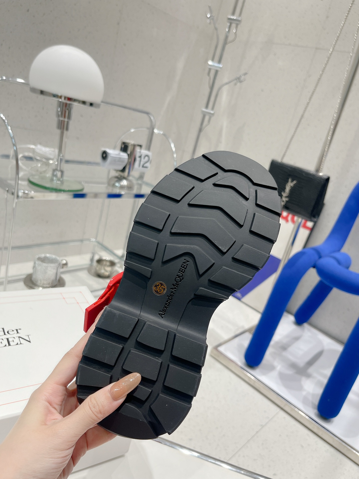 Alexander McQueen’s Trendy Thick Sandal Collection for Summer - 图片 8