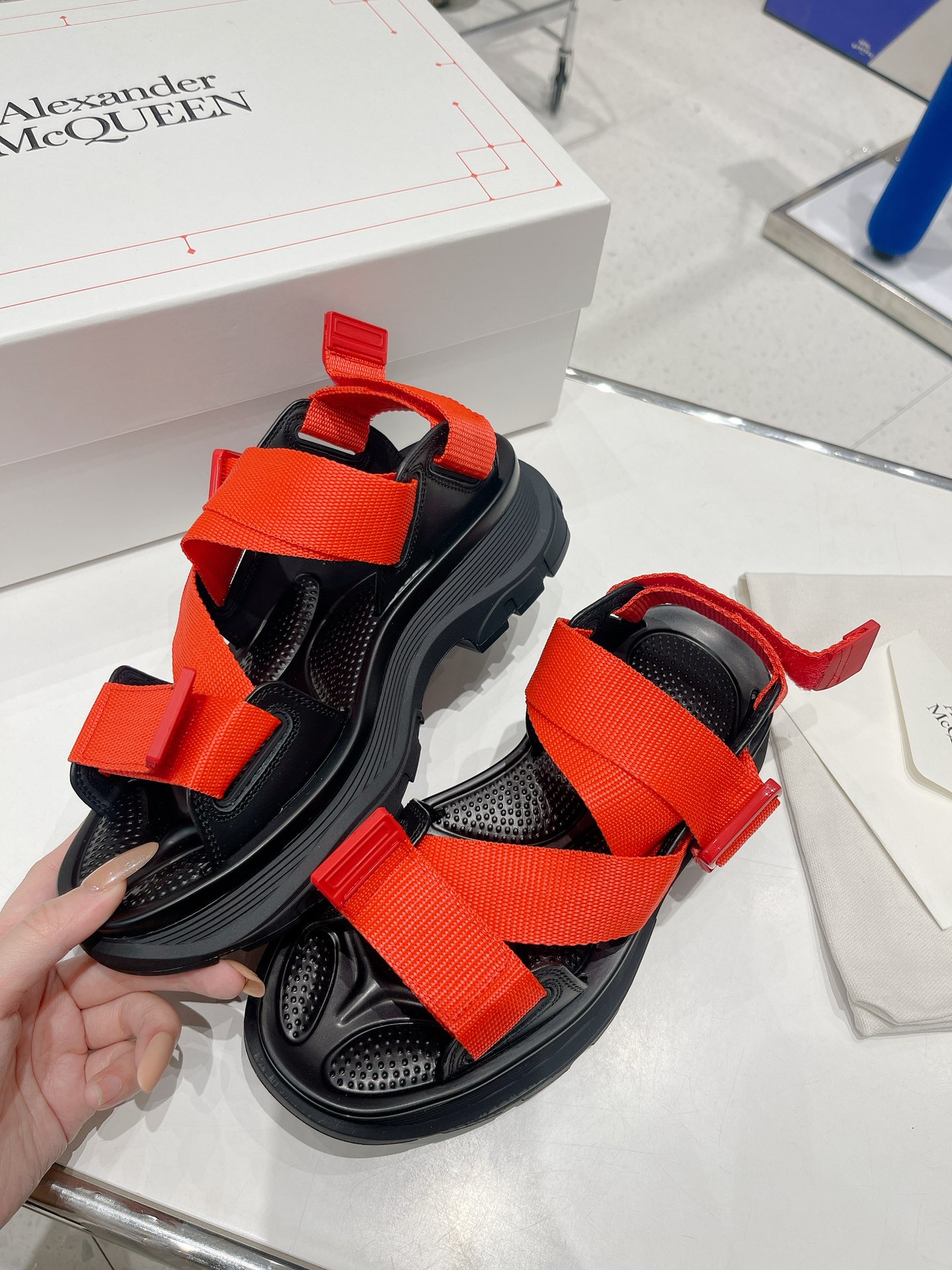 Alexander McQueen’s Trendy Thick Sandal Collection for Summer - 图片 6