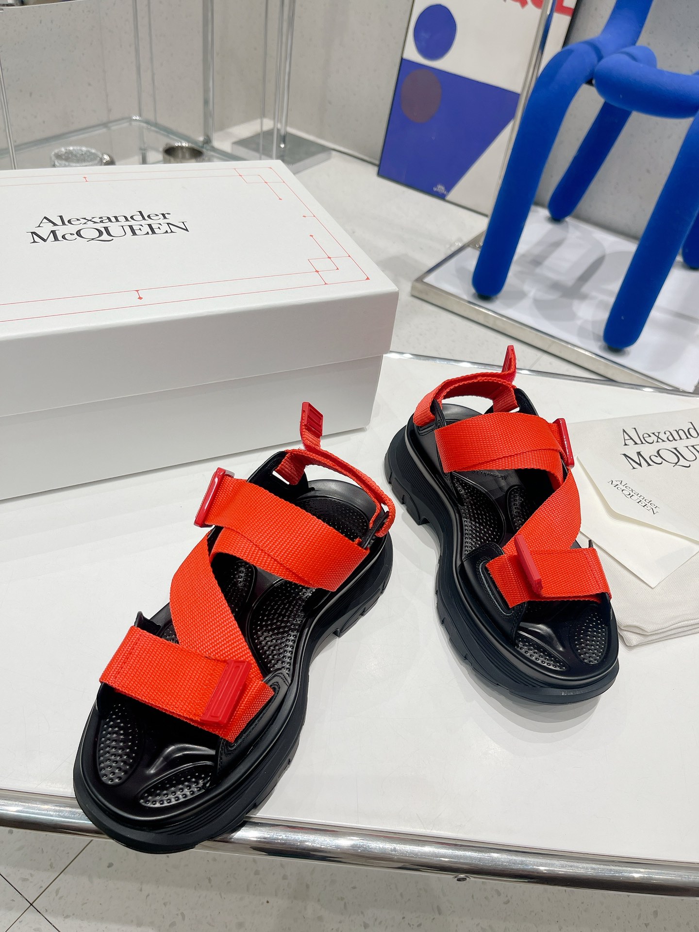Alexander McQueen’s Trendy Thick Sandal Collection for Summer - 图片 3