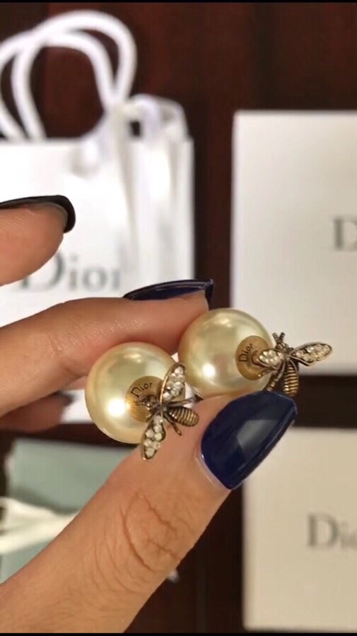 💝💝💝Dior🐝高定时装周走秀新品蜜蜂 耳钉！施华洛水晶珍珠➕正品黄铜材质！纯手工出品 高级定制！💌