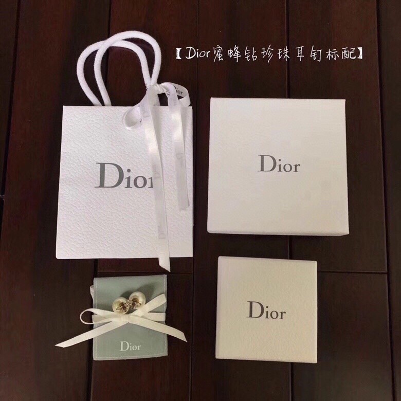 💝💝💝Dior🐝高定时装周走秀新品蜜蜂 耳钉！施华洛水晶珍珠➕正品黄铜材质！纯手工出品 高级定制！💌