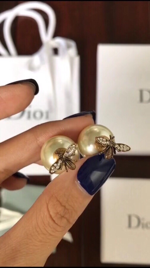 💝💝💝Dior🐝高定时装周走秀新品蜜蜂 耳钉！施华洛水晶珍珠➕正品黄铜材质！纯手工出品 高级定制！💌