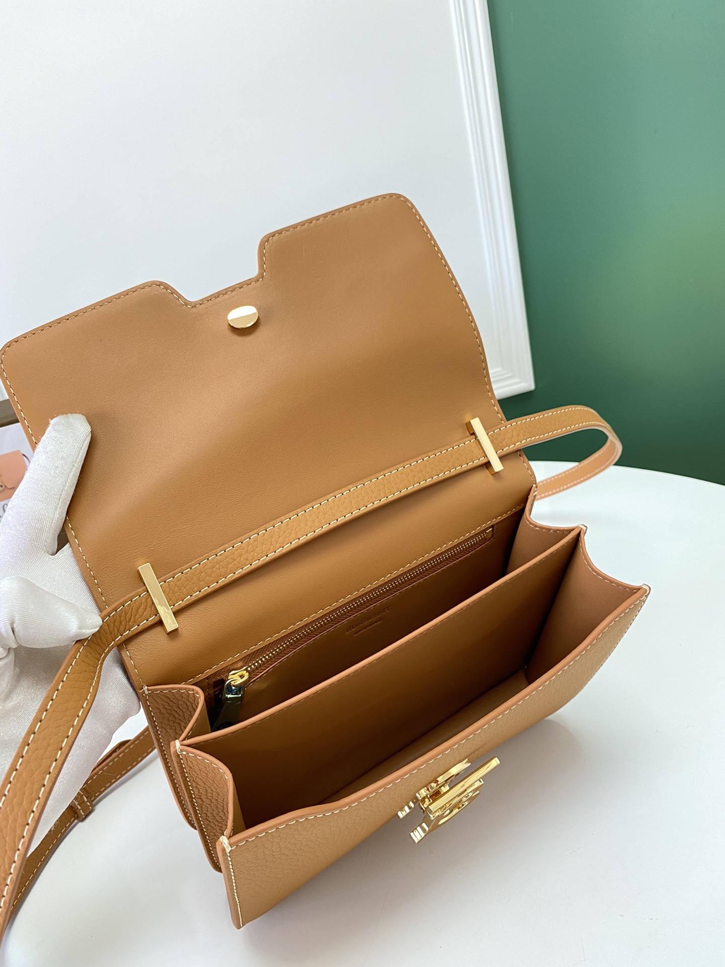 Burberry巴宝莉粒纹皮革TB 专属标识锁扣包