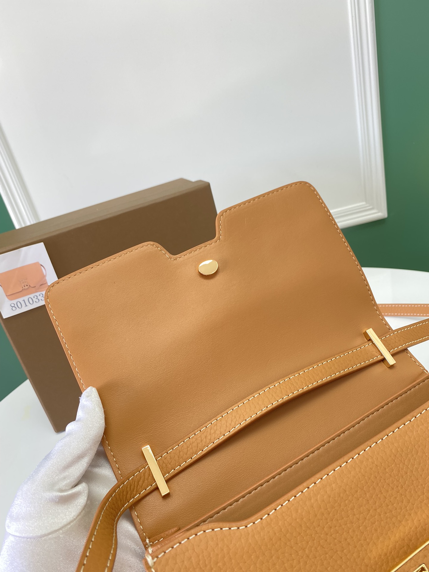 Burberry巴宝莉粒纹皮革TB 专属标识锁扣包