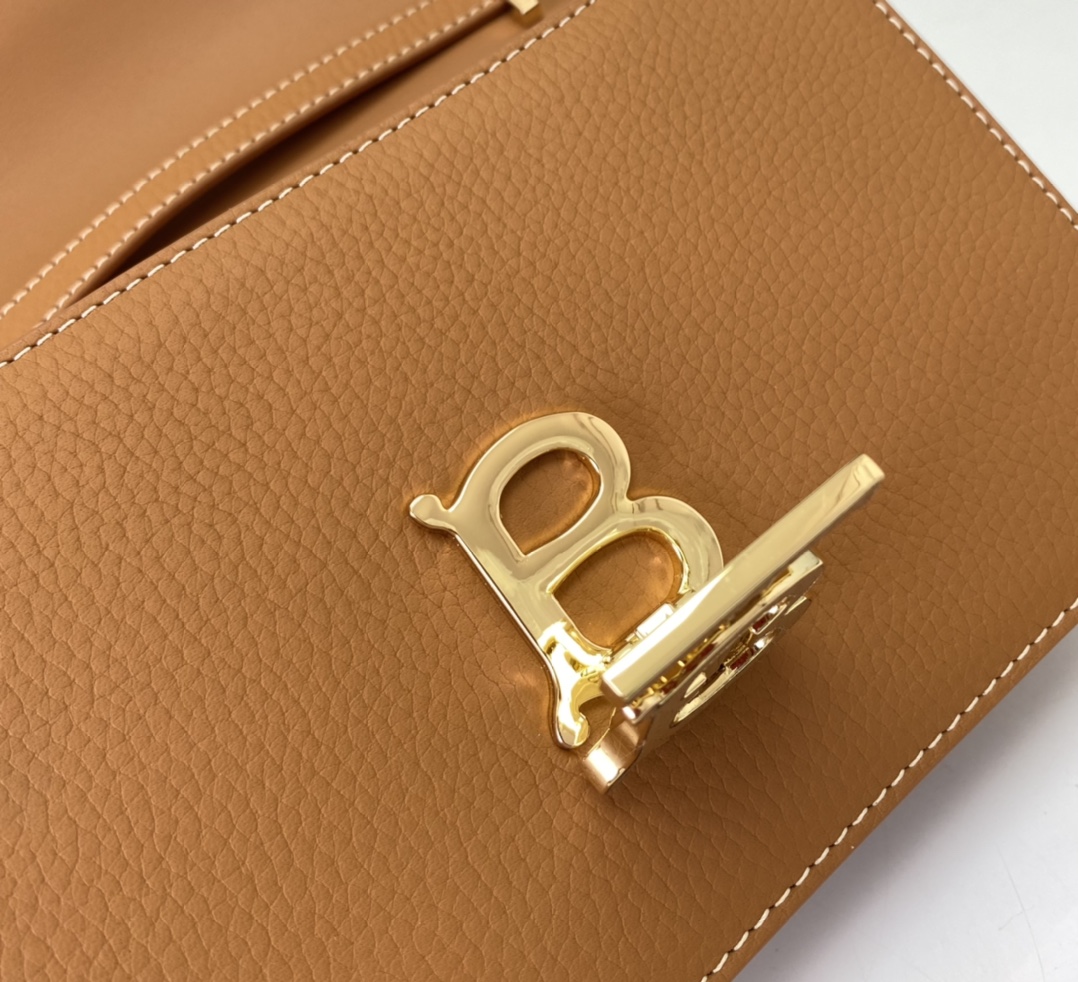 Burberry巴宝莉粒纹皮革TB 专属标识锁扣包