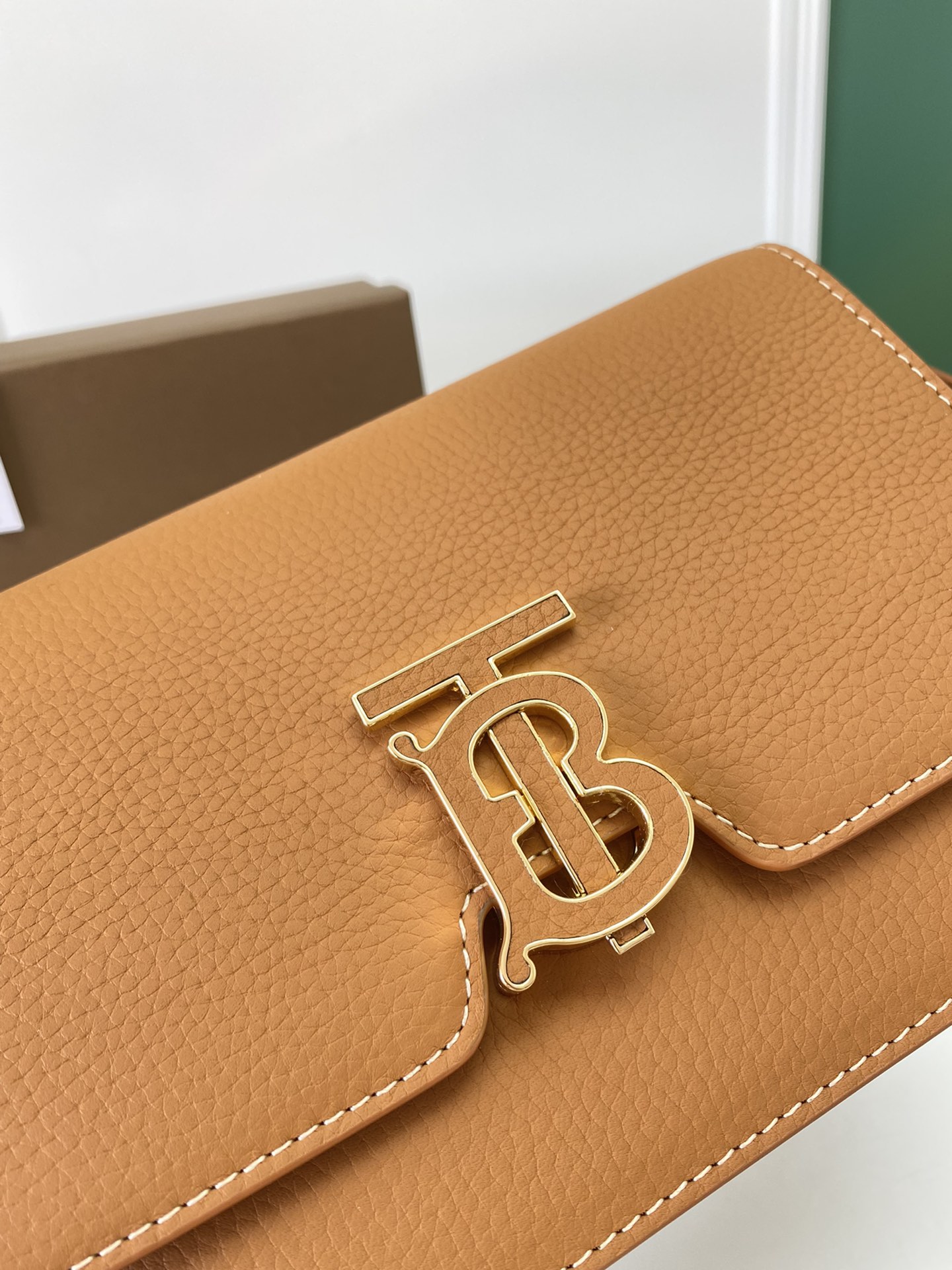 Burberry巴宝莉粒纹皮革TB 专属标识锁扣包