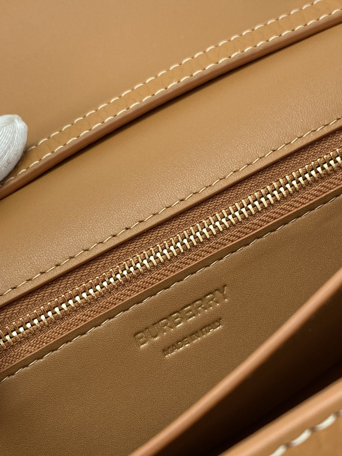 Burberry巴宝莉粒纹皮革TB 专属标识锁扣包