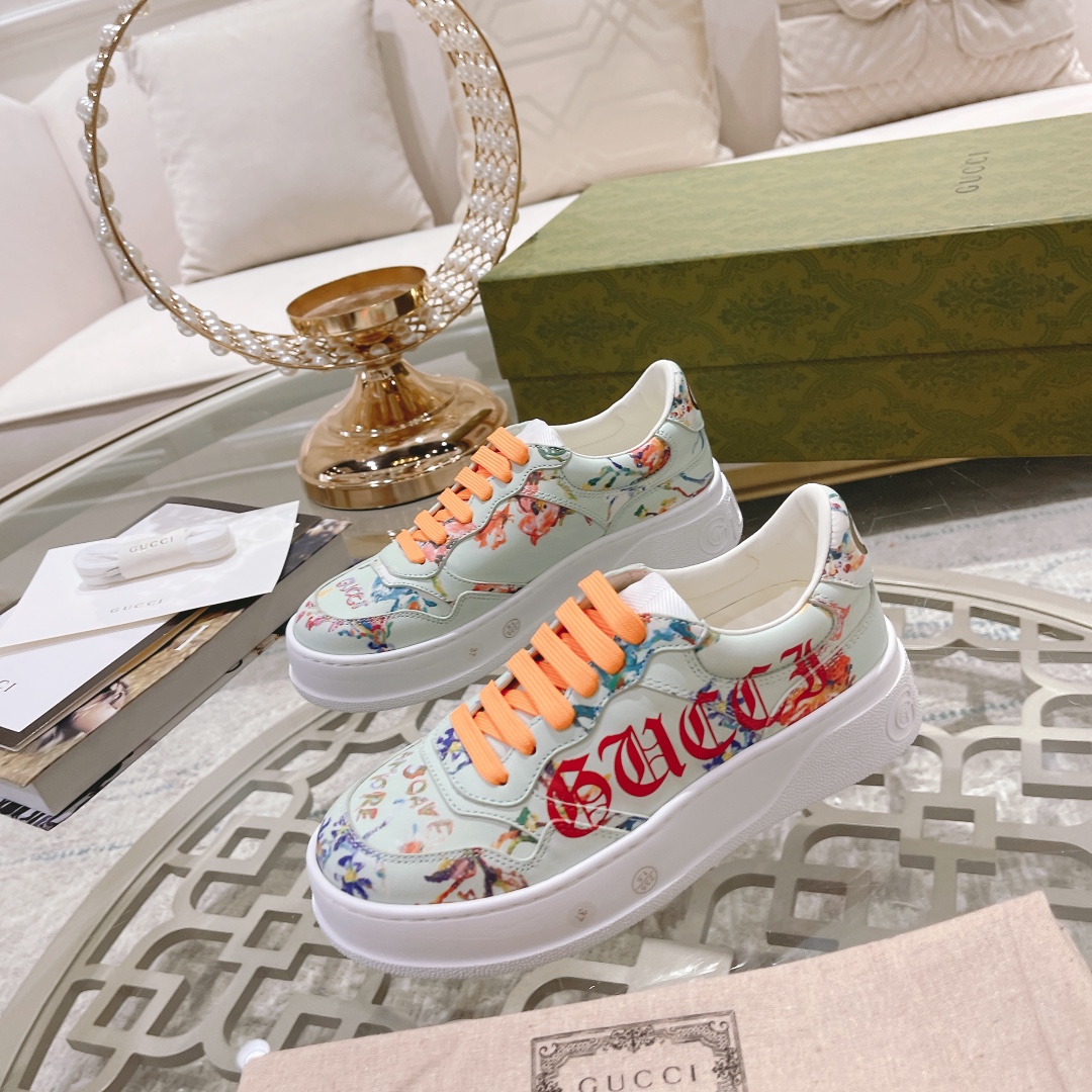 NO:173547,.GUCC·Gucci ss new series sports shoes, thick-soled white shoes casual board shoes, GG couples white shoes counter synchronous style, catwalk style stars, internet celebrities, live broadcasts, etc. must plant grass and call. The style design is light luxury retro, thick sole heightened, similar to the upgraded version of classic white shoes. The top version upper original custom calfskin fabric is matched with GUCC classic presbyterian webbing, perforation, embossing craftsmanship, inner cowhide, foot pad cowhide, comfortable and soft feet!  Original replica 11 mold opening IP light material bottom, 4cm heightened thick bottom!  Size number for women 35-40 men 39-45 Packaging counter aviation packaging, casual shoes/sports shoes, gucci, gucci, sneakers, cowhide19860909.GUCC·古驰 ss新款 系列运动鞋厚底小白鞋休闲板鞋 GG情侣款小白鞋专柜同步款,走秀款明星、网红、直播等必定种草打call 款式设计轻奢复古,厚底增高,相似于经典小白鞋的升级版 最顶级版本鞋面原版定制小牛皮面料,搭配GUCC经典老花布织带、穿孔、压纹工艺,内里牛皮,垫脚牛皮,脚感舒适柔软！原版复刻11开模IP轻料底,4cm增高厚底！ 码数女35-40男39-45 包装专柜航空包装,休闲鞋/运动鞋,gucci,gucci,sneakers,cowhide,Women's Shoes