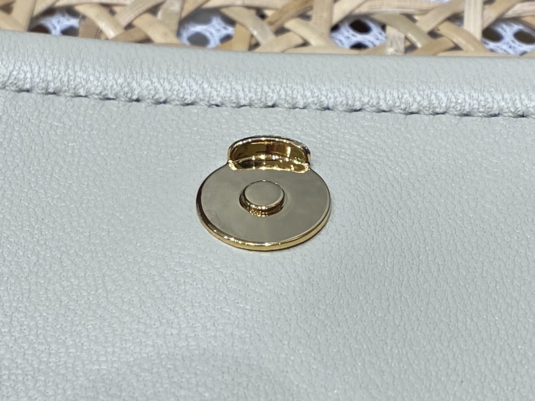 YSL 𝐌𝐢𝐧𝐢 𝐍𝐨𝐥𝐢𝐭𝐚 复古翻盖包 672738白色