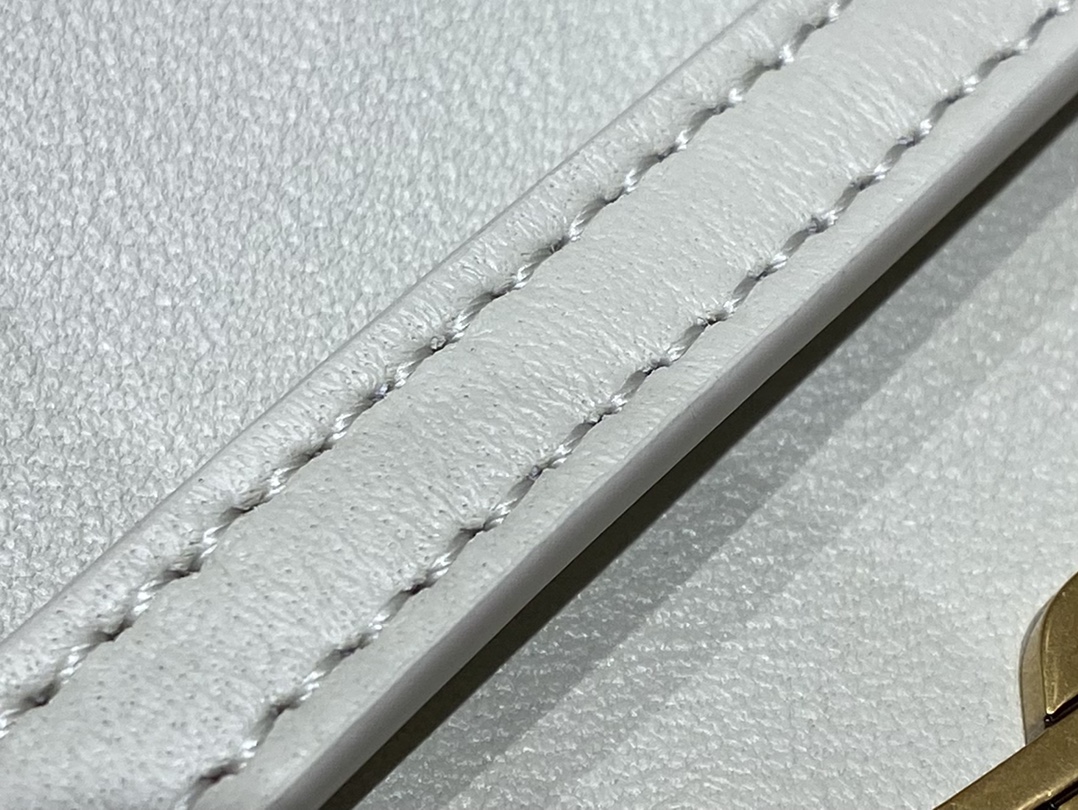 YSL 𝐌𝐢𝐧𝐢 𝐍𝐨𝐥𝐢𝐭𝐚 复古翻盖包 672738白色