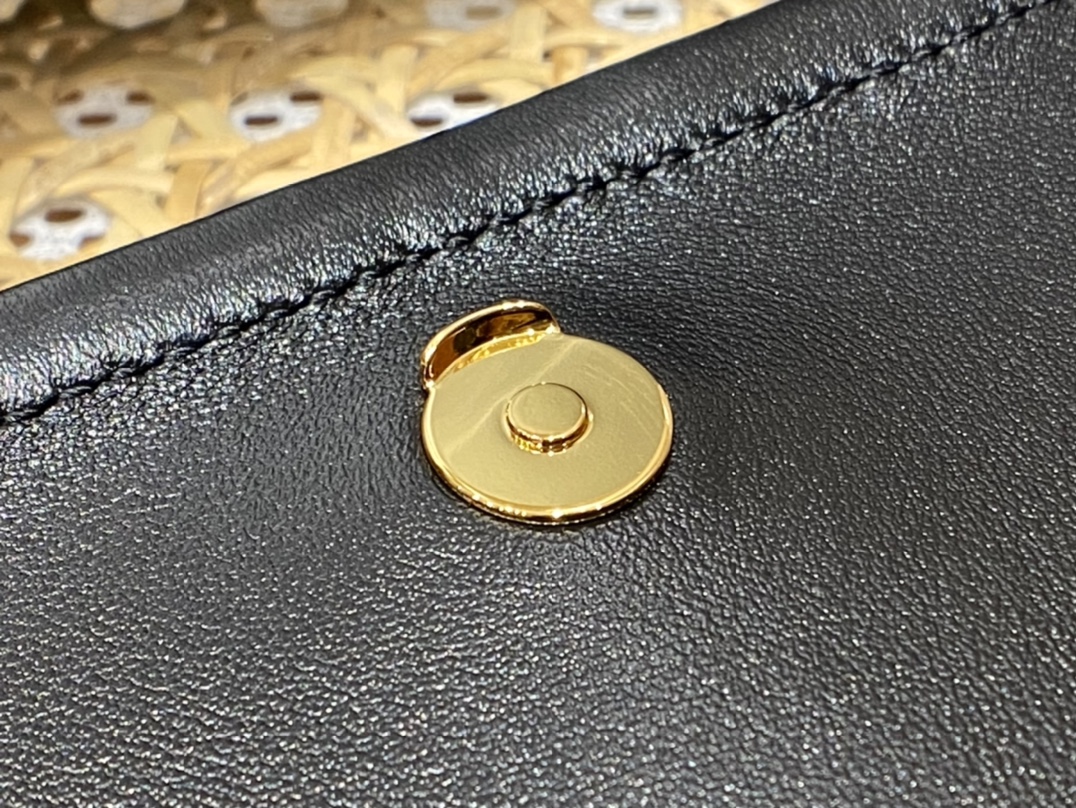 YSL 𝐌𝐢𝐧𝐢 𝐍𝐨𝐥𝐢𝐭𝐚 复古翻盖包 672738黑色