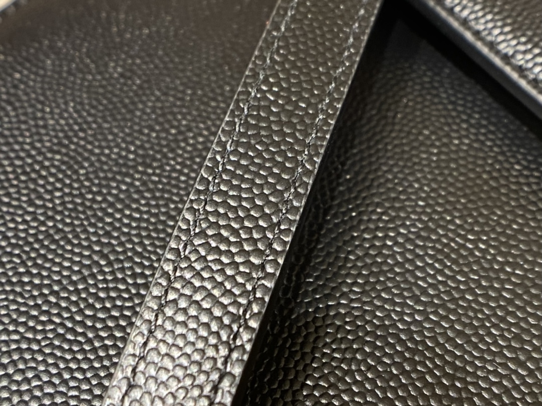 Saint Laurent Ysl CASSANDRA鱼子酱纹手拎包 578000黑色