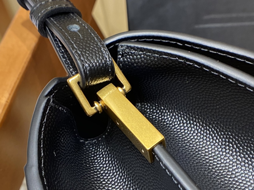 Saint Laurent Ysl CASSANDRA鱼子酱纹手拎包 578000黑色