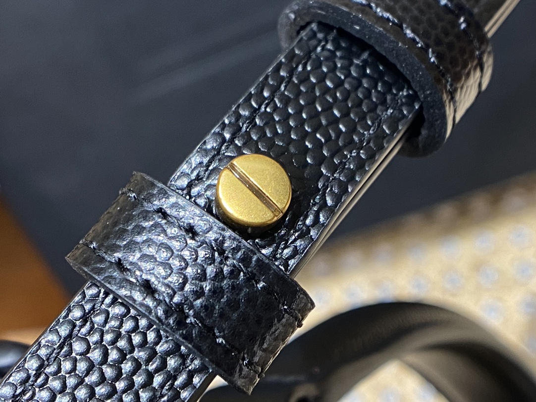 Saint Laurent Ysl CASSANDRA鱼子酱纹手拎包 578000黑色