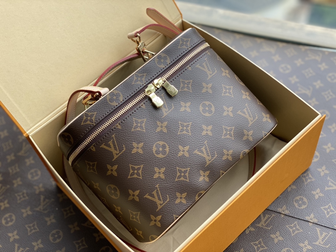 NO:176755,M42265 duty-free version arrives!  Customized Taiwanese presbyterian fabric with tree paste bark wrist, paired with bronze hardware!  NICE BB is beautiful in small quantities. With the iconic Nice makeup bag as the inspiration for design, this elegant toilet bag is a personal choice for carrying basic beauty supplies. The hidden zipper bag on the inside of the flip cover can store particularly valuable personal items!  It has sufficient atmospheric capacity and is a must-have mid-life item for shopping!  Size 24*18,,cosmetic bags & cases19860909M42265免税版本到货 ！ 订制台湾老花面料搭配树膏皮手腕,对版青铜五金！NICE BB小即是美,以标志性的Nice化妆包为设计灵感来源,此款优雅的盥洗包是携带基本美容用品的个性之选.翻盖内侧的隐藏式拉链袋可存放尤其贵重的私人物品！大气容量充足,剁手必入的一款中古单品！尺寸24*18,,cosmetic bags & cases,Bag