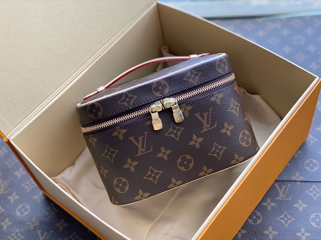 NO:176761,M44495 duty-free version arrives!  Customized Taiwanese presbyterian fabric with tree paste bark wrist, paired with bronze hardware!  It has a large appearance and sufficient capacity, and it is a must-have mid-life item for shopping!  Size 20*13.5,19860909M44495免税版本到货 ！ 订制台湾老花面料搭配树膏皮手腕,对版青铜五金！外观大气容量充足,剁手必入的一款中古单品！尺寸20*13.5,,Bag
