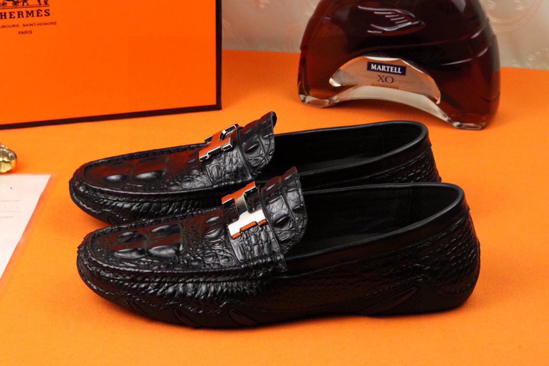 I5  爱马仕 Hermes 经典款男士休闲透气套脚豆豆鞋～原版质量☺️鞋面采用进口头层牛皮鳄鱼纹，舒适透气猪皮内里，耐磨天然橡胶大底，时尚舒适，高端品质。