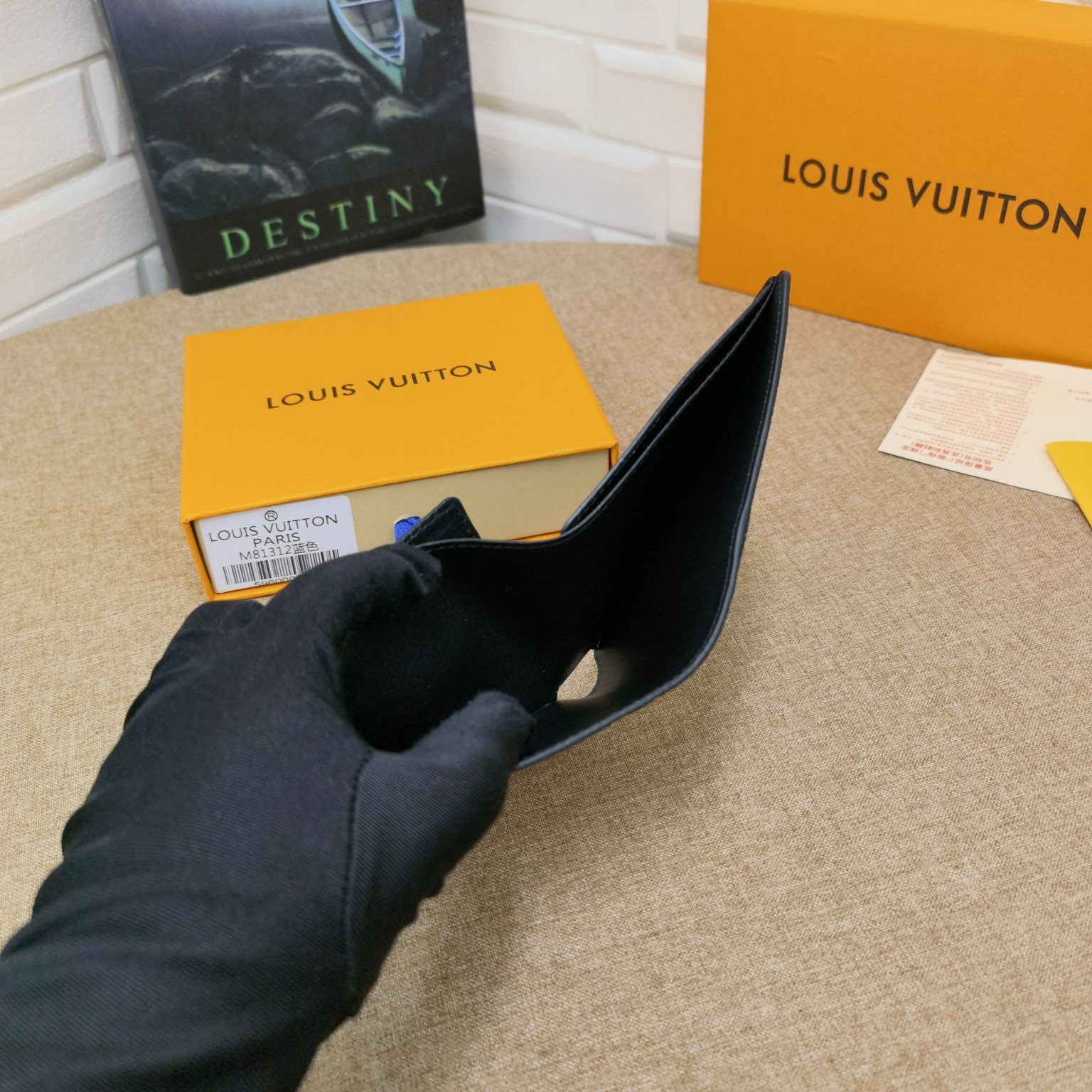 Classic Bifold Leather Wallet - Wallet in Use