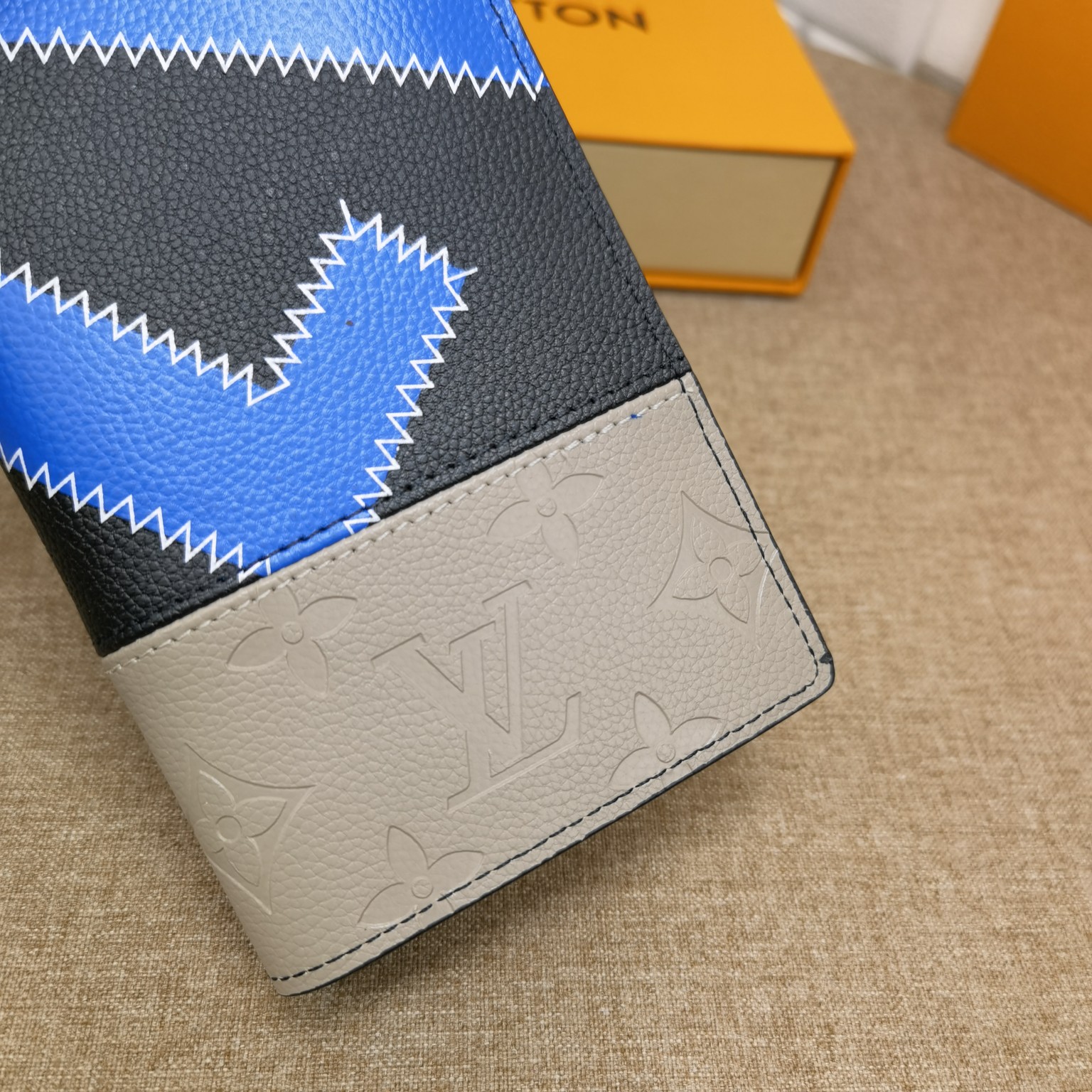 Bifold wallet bill compartment