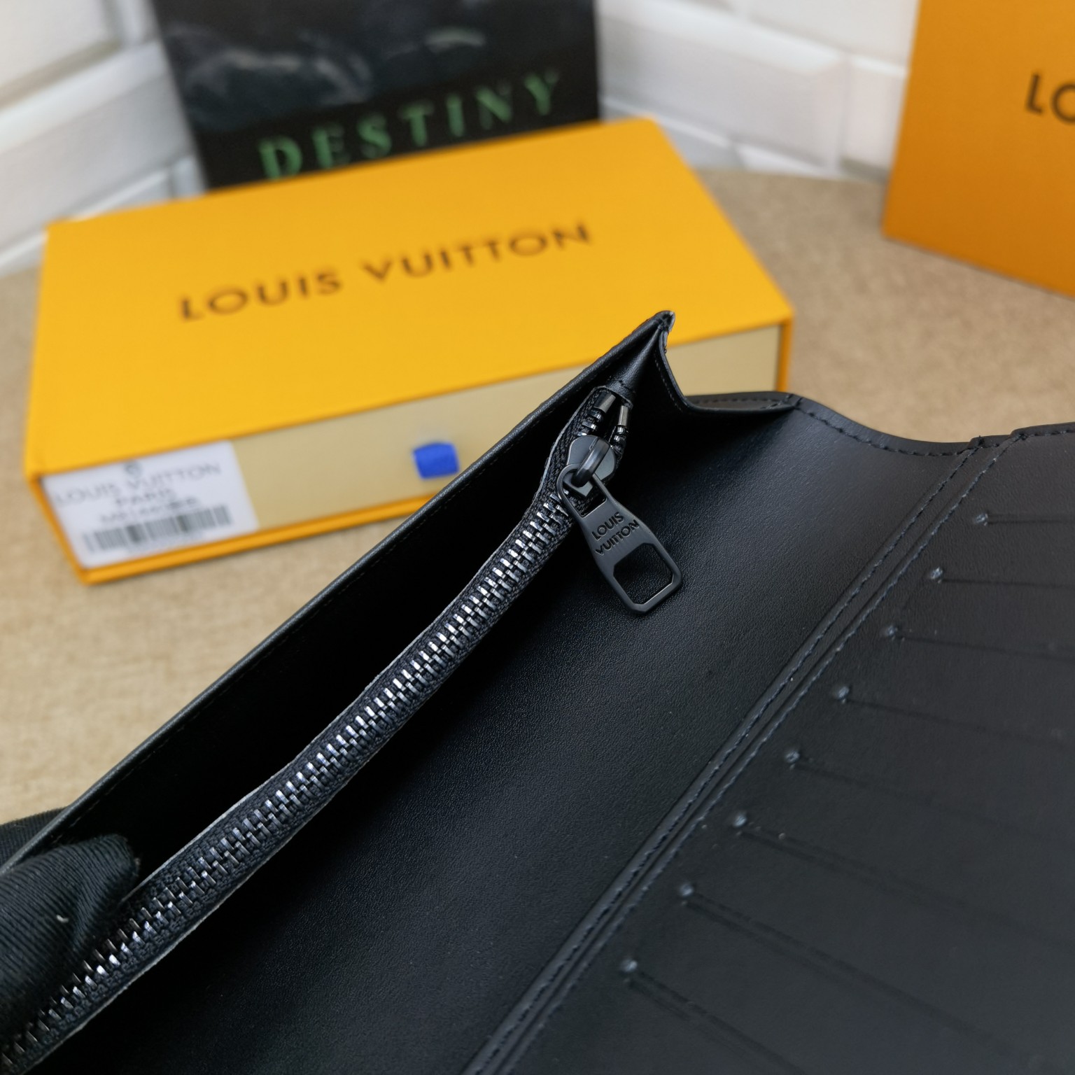 Different color options of the bifold wallet