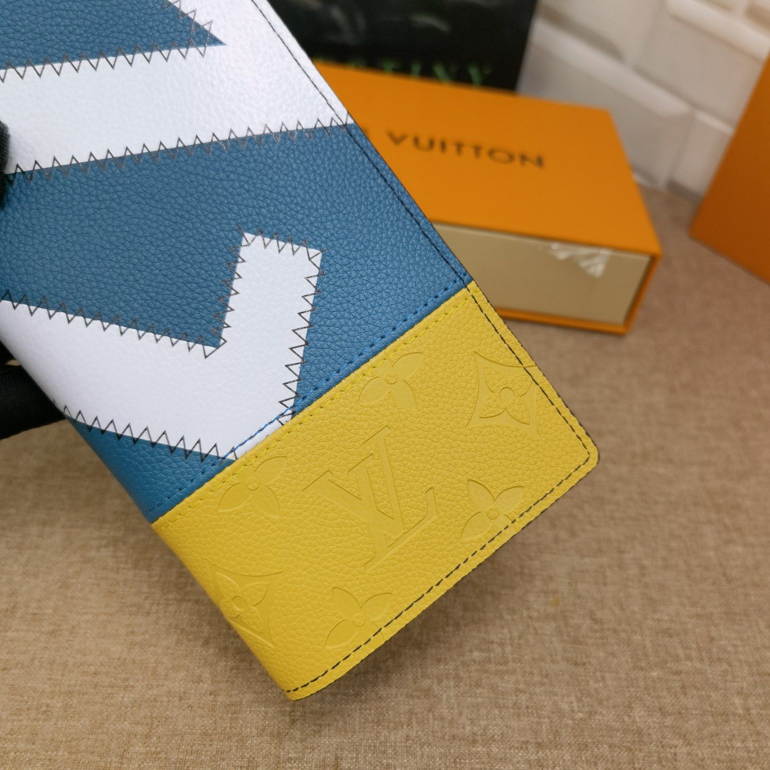 Bifold wallet bill compartment