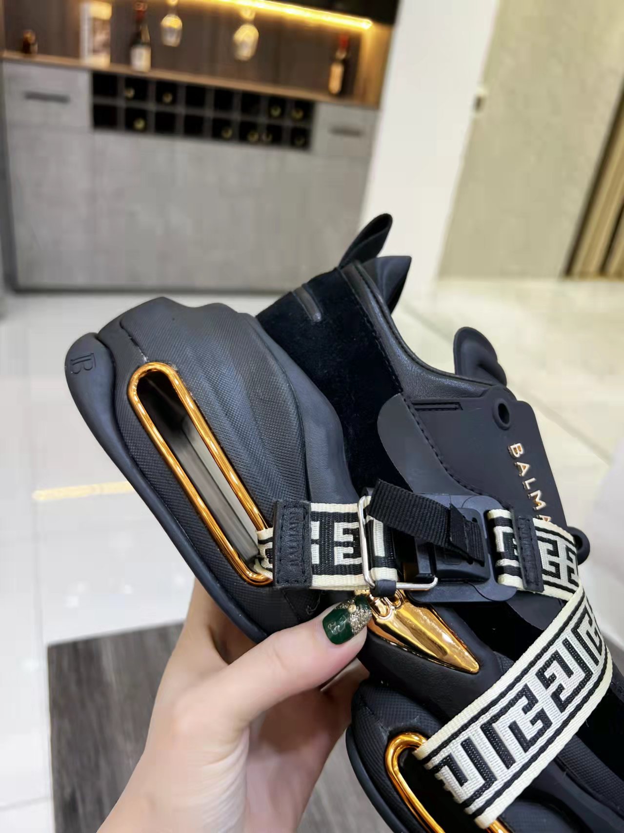 Balmain’s Latest Top Editions, Modern Beauty in Super-Cooked Shoes: A Fashion Breakdown - 图片 4