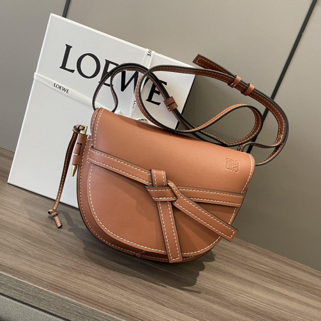 NO:192399,The new version of the small Gate saddle bag is carefully handmade from natural soft cowhide leather [Fireworks] adjustment shoulder straps* with ring buckle* one shoulder, crossbody, waist bag, chest suspension. Sexy draped leather strips and bows front end* with bullet-type brass sheathed with brand exquisite logo* calfskin body, suede inside, two compartments, and a card bag!  Magnetic buckle-attached design, delicate flat cowhide with inner matte leather, Anagram embossed model 011820 Size26x12.5x19cm (with packaging), Gate saddle bag, cowhide, chamois leather19860909小号Gate马鞍包到货新版本选用天然柔软牛皮革精心手工制成[烟花]调节肩带*配有圈扣*单肩、斜挎、腰包、胸口悬挂.性感垂坠皮革条和蝴蝶结前束*带品牌精致logo 的子弹头式黄铜插鞘*小牛皮包身、内部是麂皮、两个隔层,一个卡袋！磁扣吸合设计,细腻平面牛皮搭配内里磨砂皮,Anagram 压纹 型号011820 Size26x12.5x19cm （配包装）,Gate马鞍包,cowhide,chamois leather,Bag