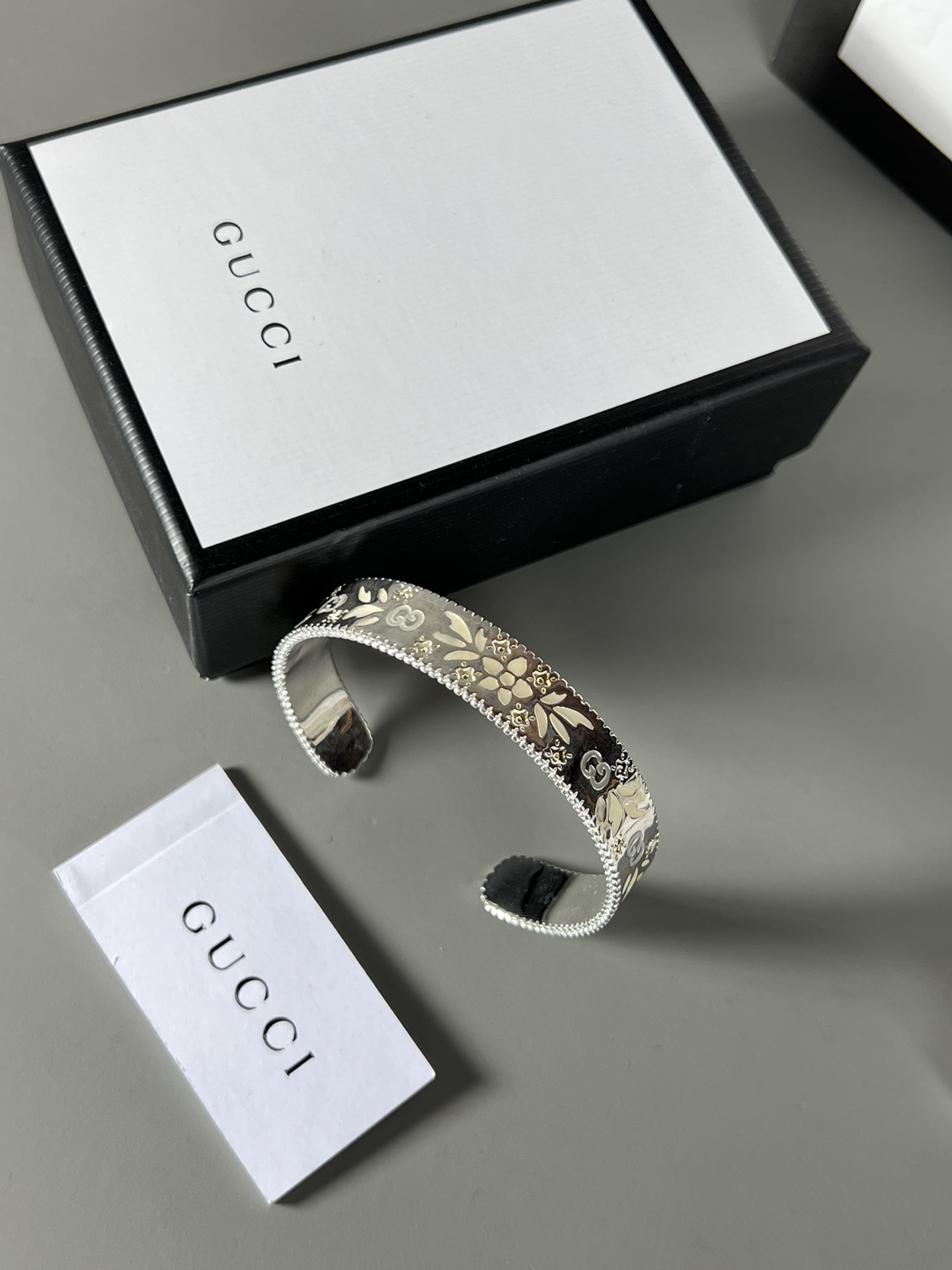  YHJZ055，YHSZ095。Gucci 白色珐琅 戒指 手镯，复古风格，饰面上雕刻精美图案，上手显