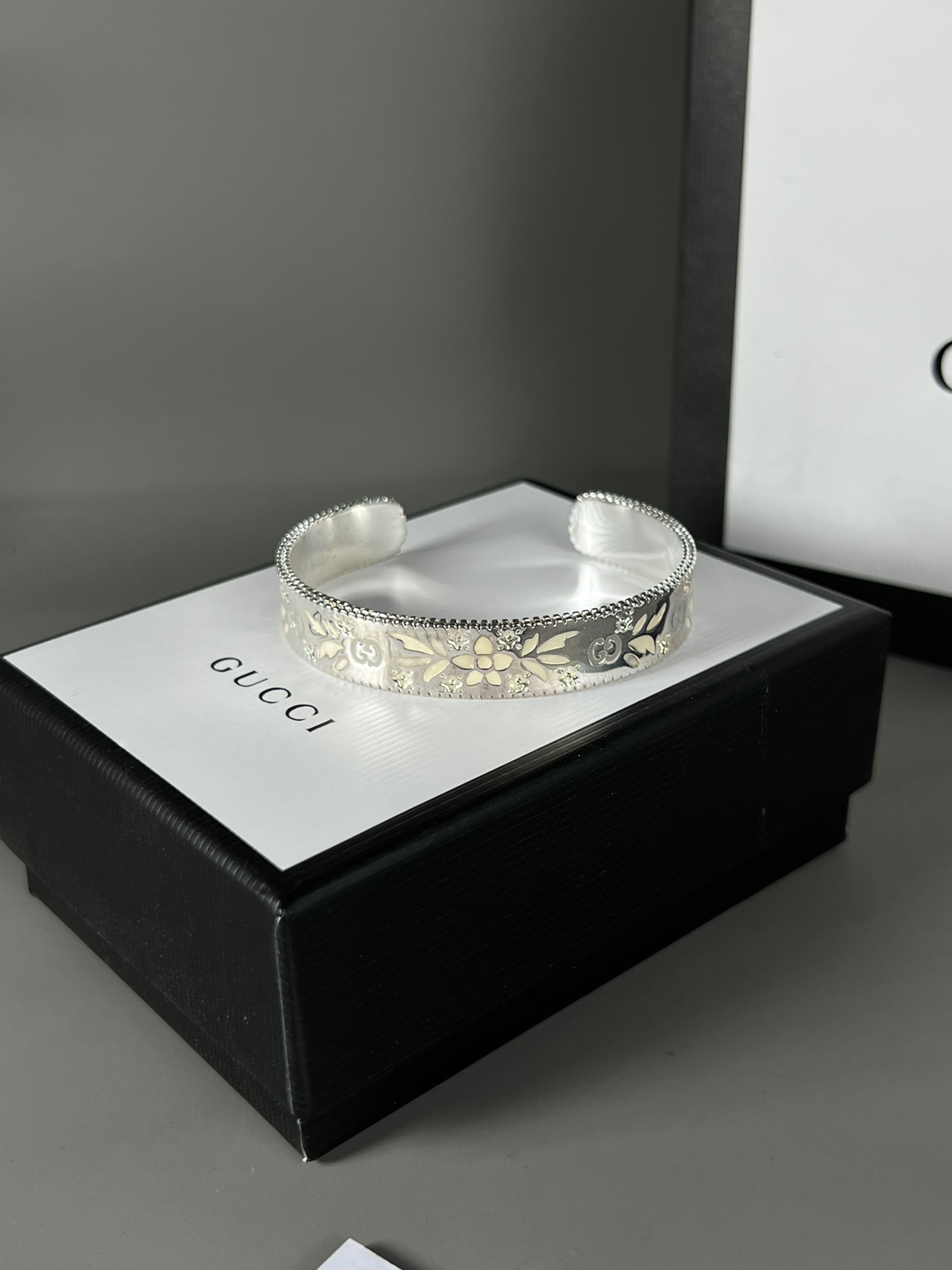  YHJZ055，YHSZ095。Gucci 白色珐琅 戒指 手镯，复古风格，饰面上雕刻精美图案，上手显