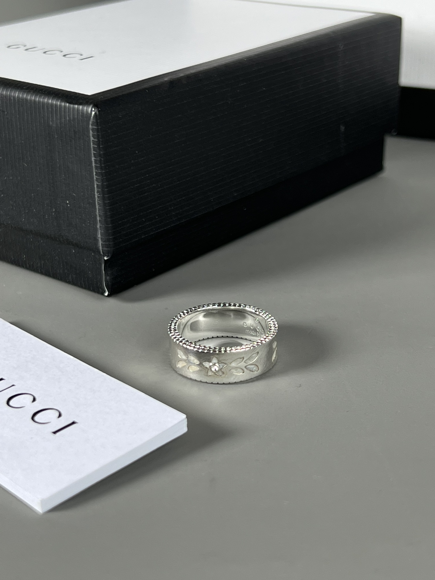  YHJZ055，YHSZ095。Gucci 白色珐琅 戒指 手镯，复古风格，饰面上雕刻精美图案，上手显